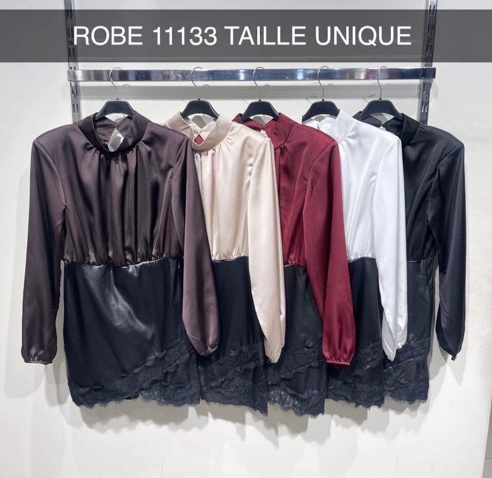 Robe élégante en satin et dentelle, composée de polyester et élasthanne, idéale pour l'hiver, fabriquée en Italie. Parfaite pour les soirées festives.