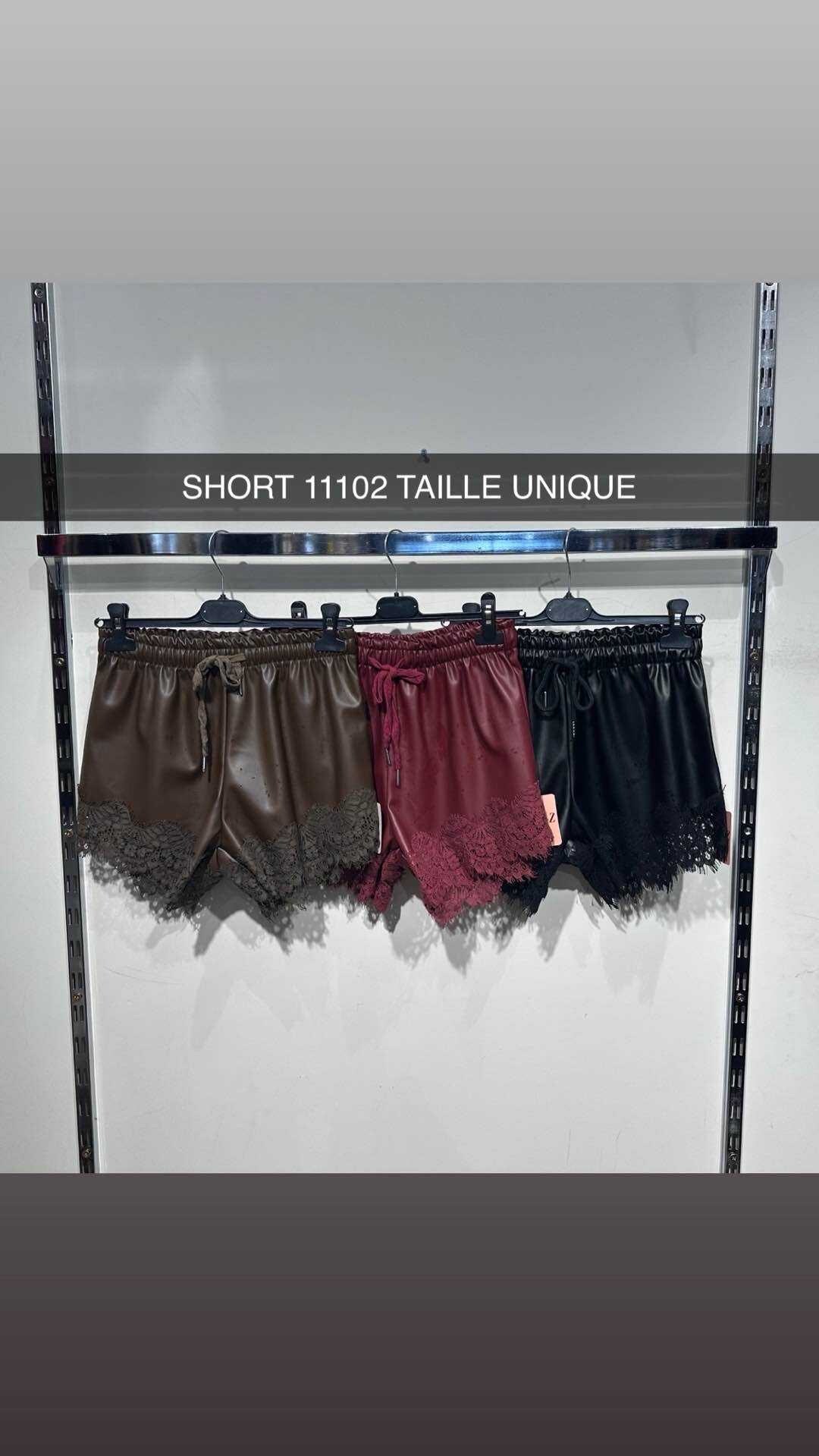 Short en simili cuir italien avec touches de dentelle, idéal pour l'automne/hiver. Confort et élégance assurés, 45% PU et 55% polyester.