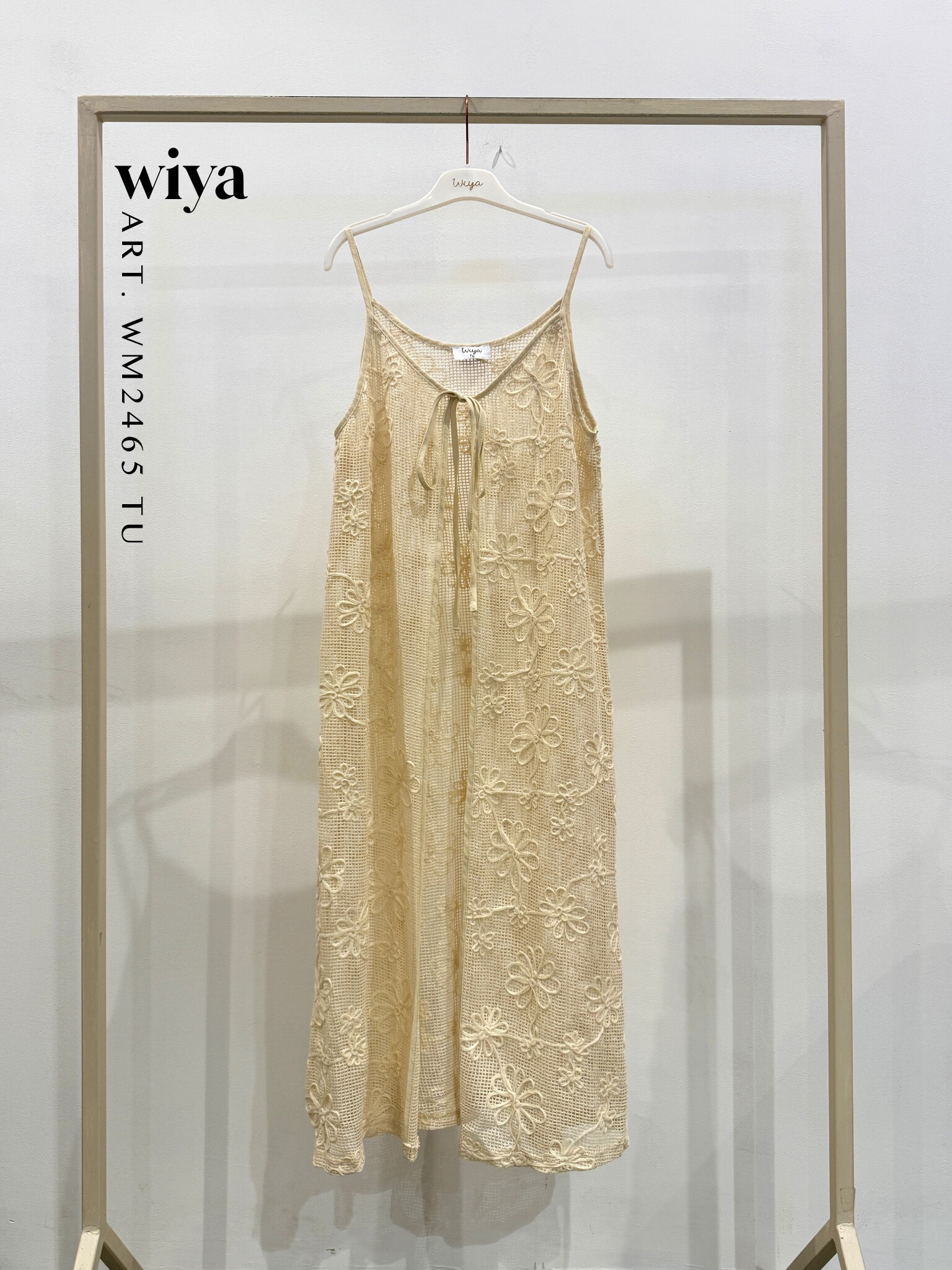 Grossiste WIYA SRL - Robe ouverte sur le net avec des fleurs brodées