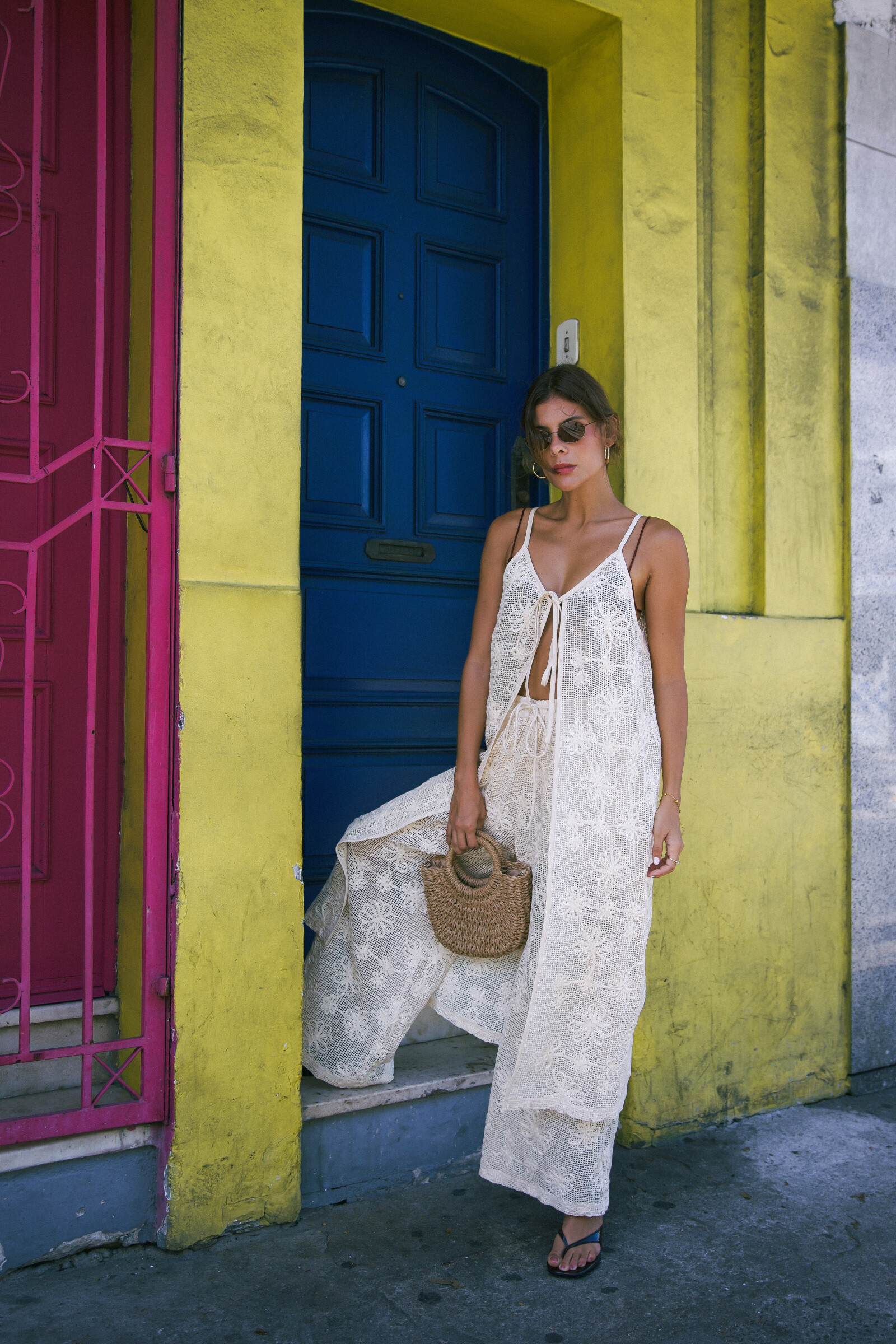 Mayorista WIYA SRL - Vestido abierto en la red con flores bordadas