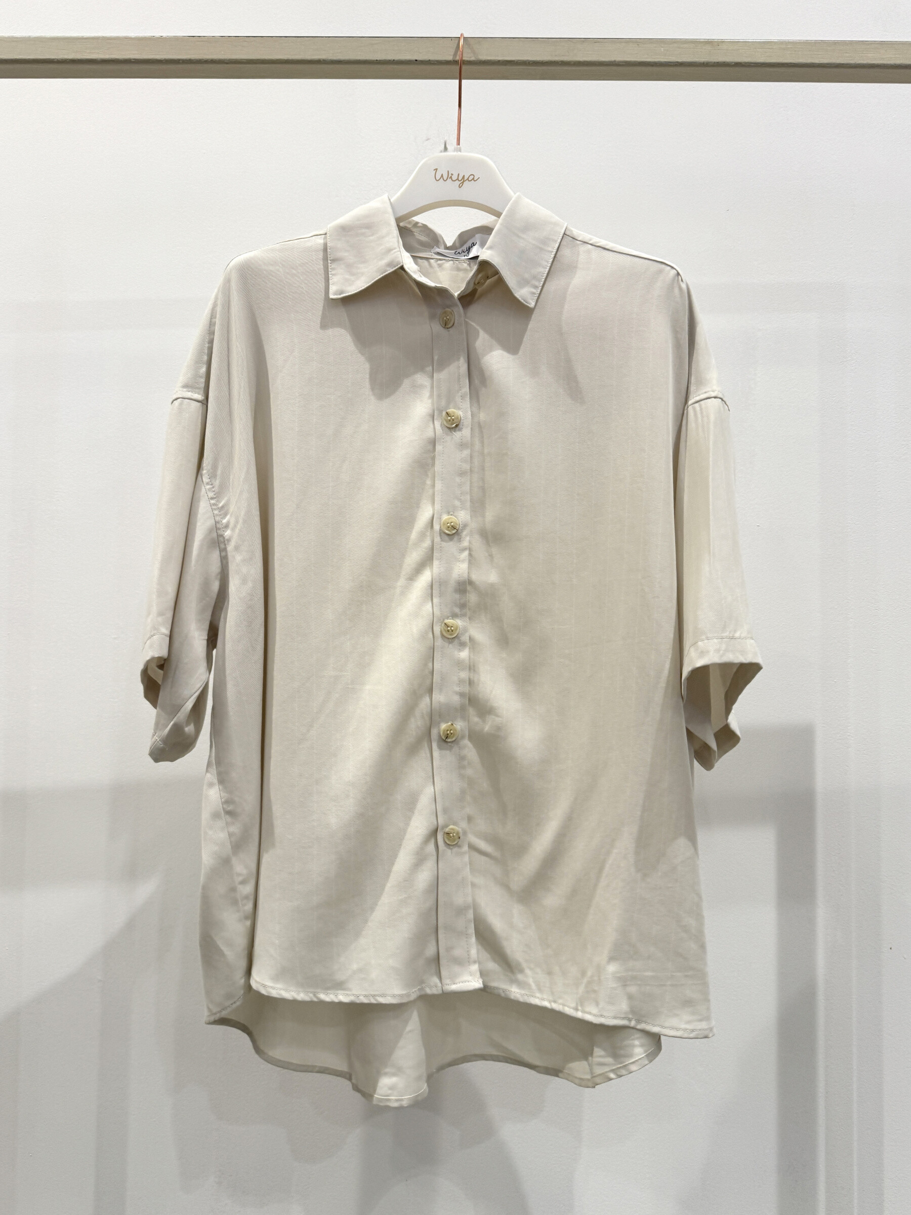 Grossiste WIYA SRL - Grande chemise courte avec des lignes verticales