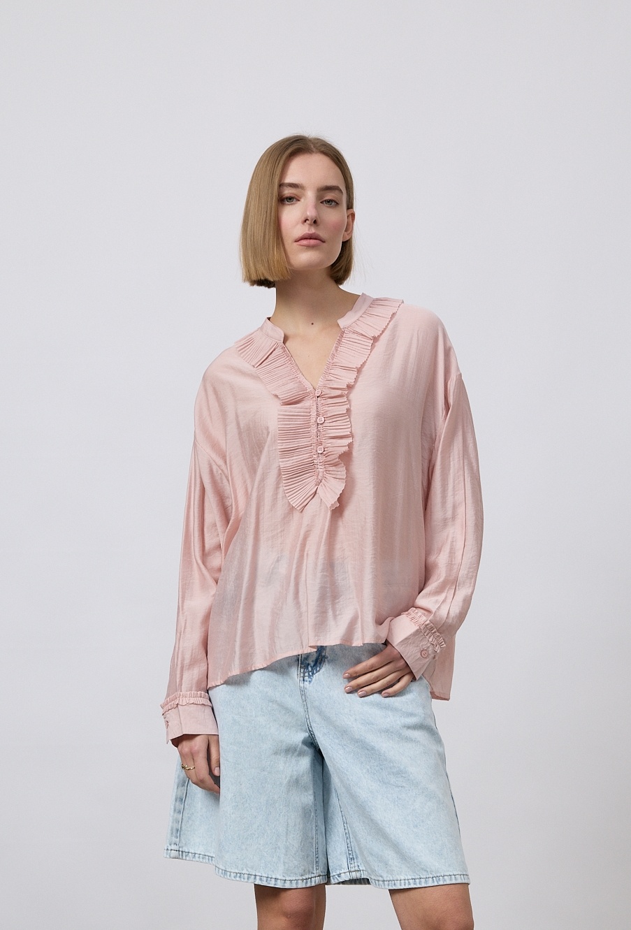 Grossista WIYA SRL - Blusa con scollo a V e plissé