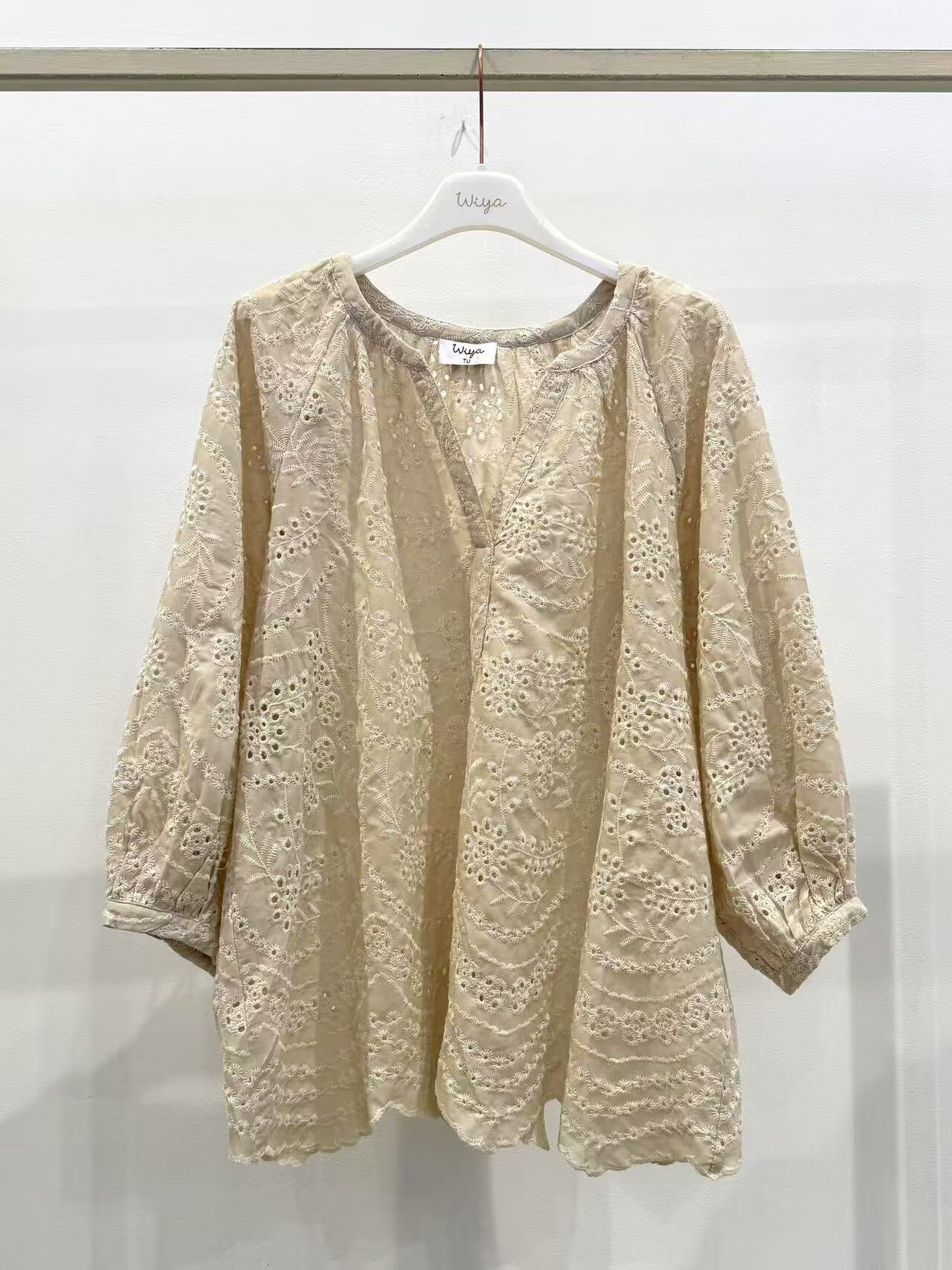 Grossista WIYA SRL - Camicia con ricami floreali in stile etnico