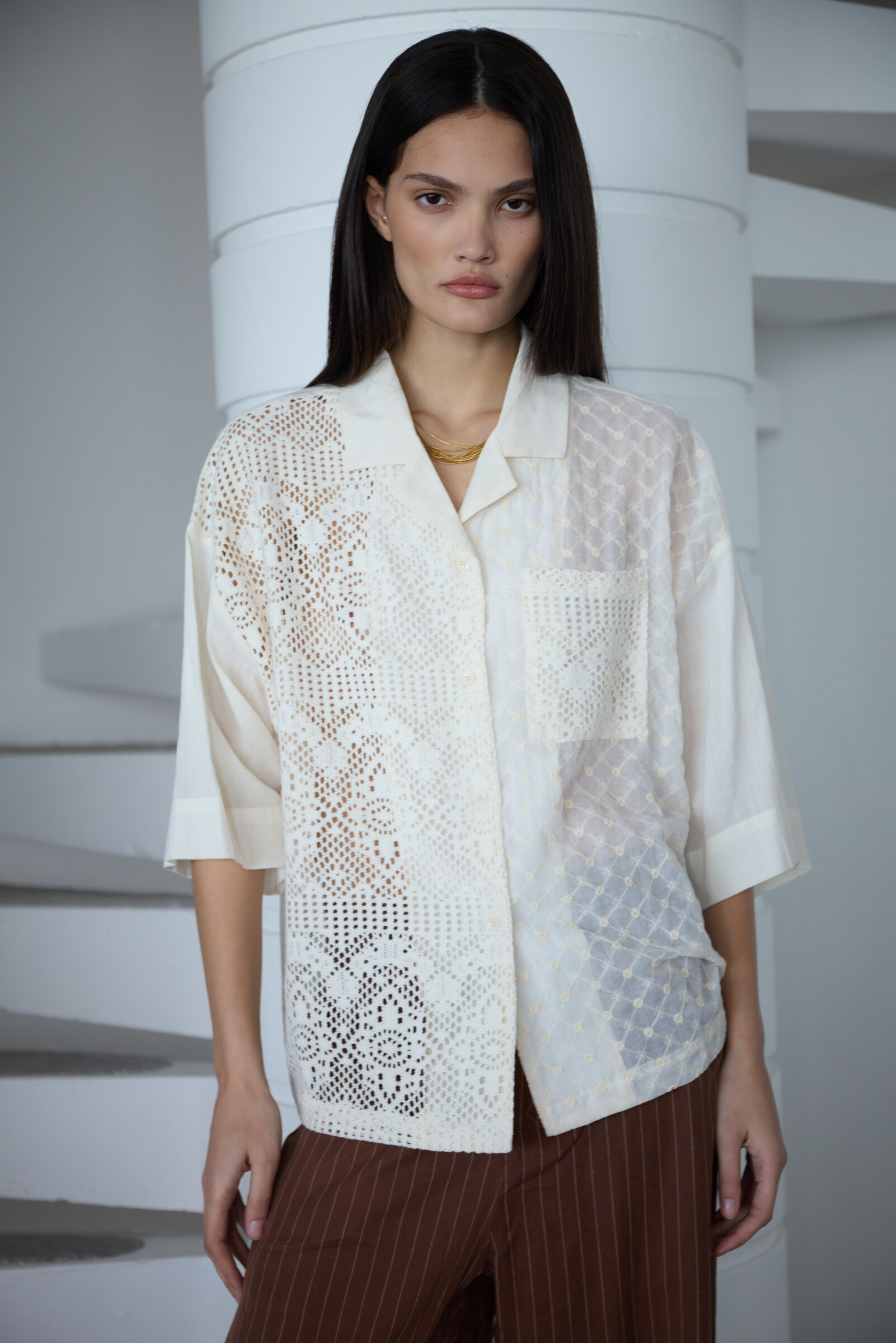 Grossista WIYA SRL - Camicia in pizzo lavorato a traforo e ricami geometrici