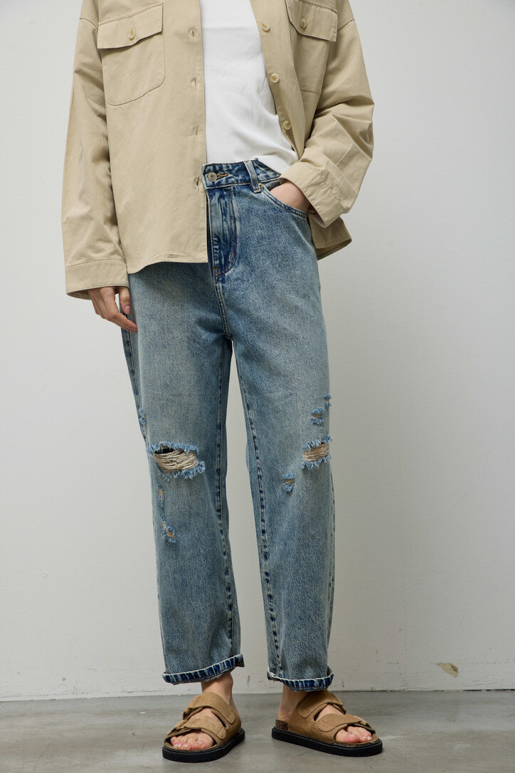 Wholesaler WIYA SRL - Vintage style jeans with rips