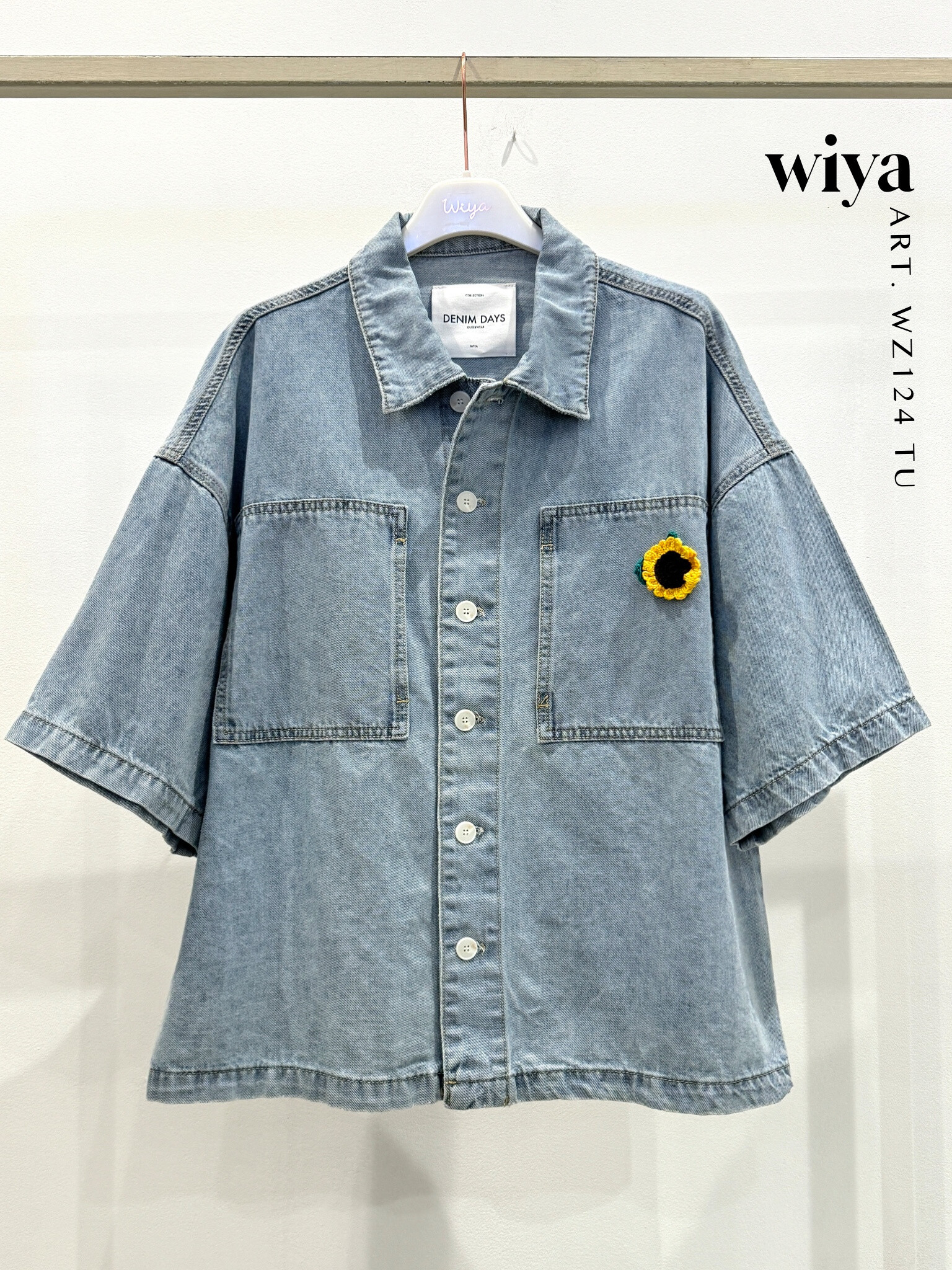 Grossiste WIYA SRL - Veste en jeans transparent avec broche de tournesol