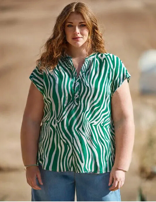 Wholesaler World Fashion - Large Size Women's Blouse Short Sleeve - Elegant and comfortable