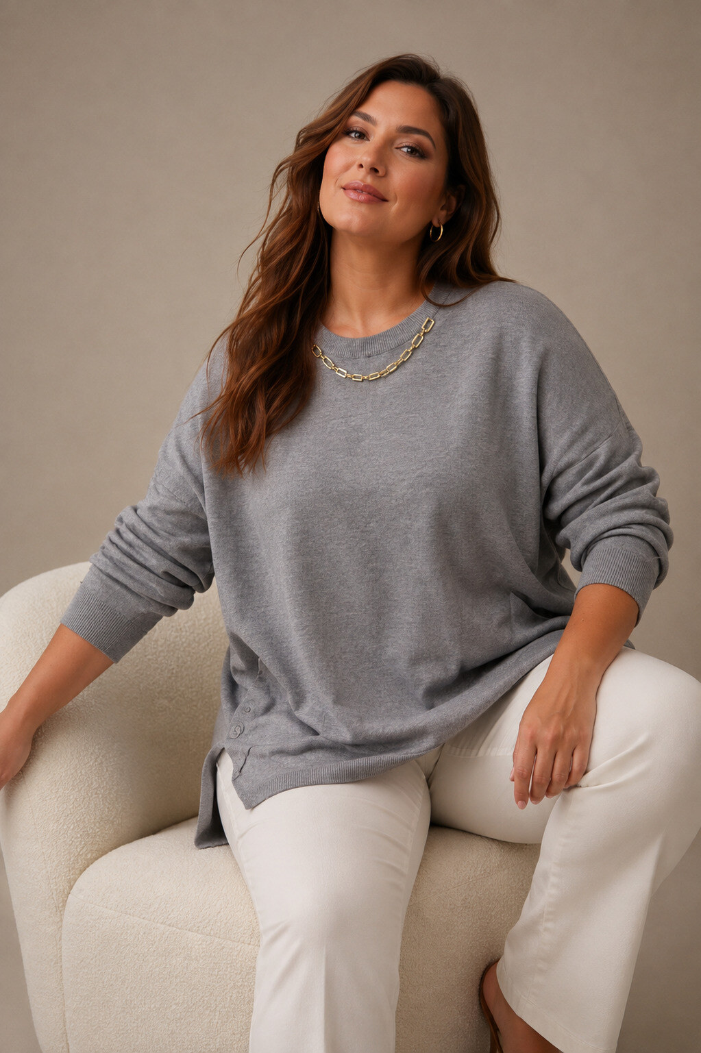 Wholesaler World Fashion - Oversized cashmere sweater with round neck and gold chain