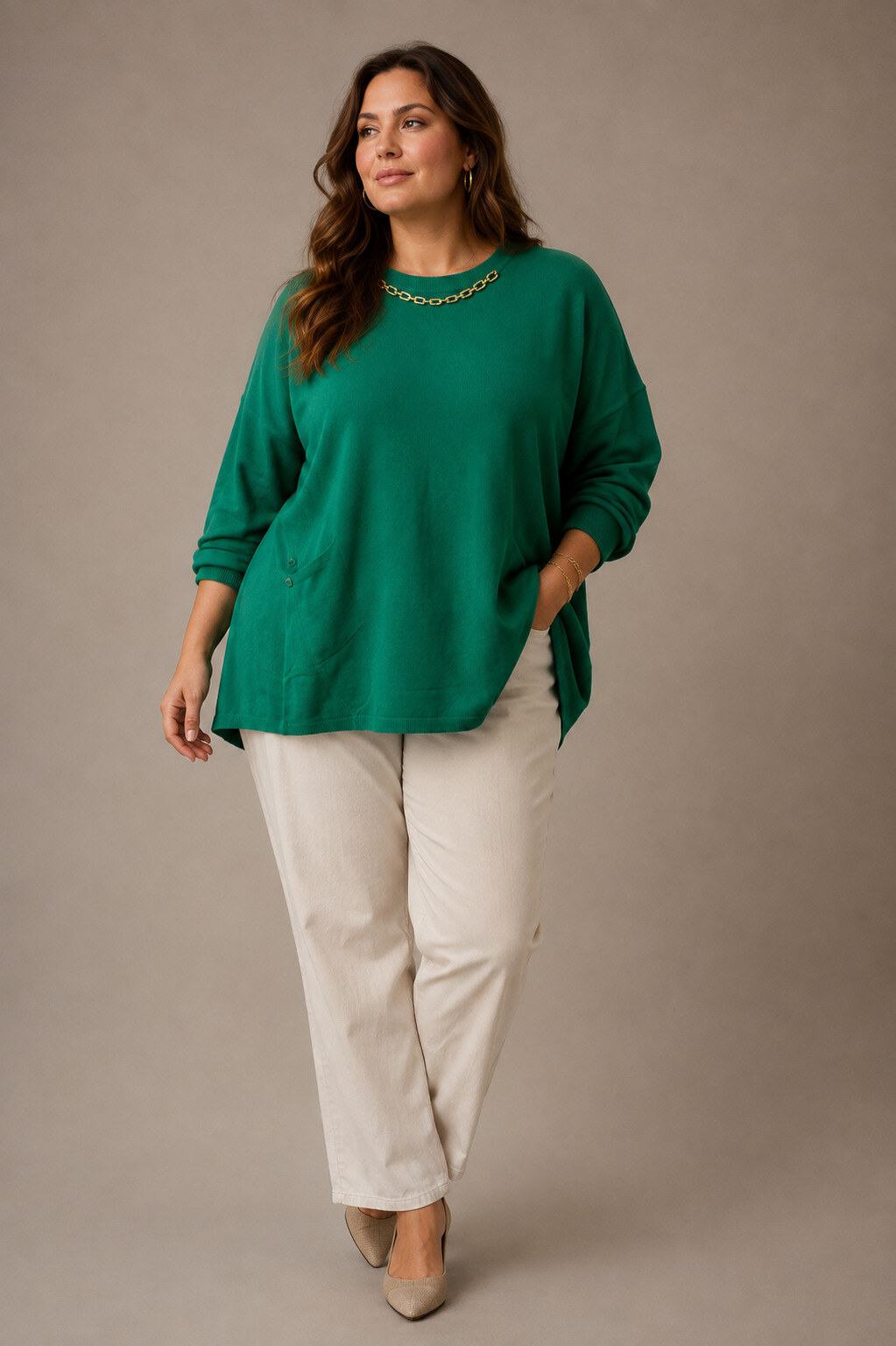 Wholesaler World Fashion - Oversized cashmere sweater with a round neck and gold chain