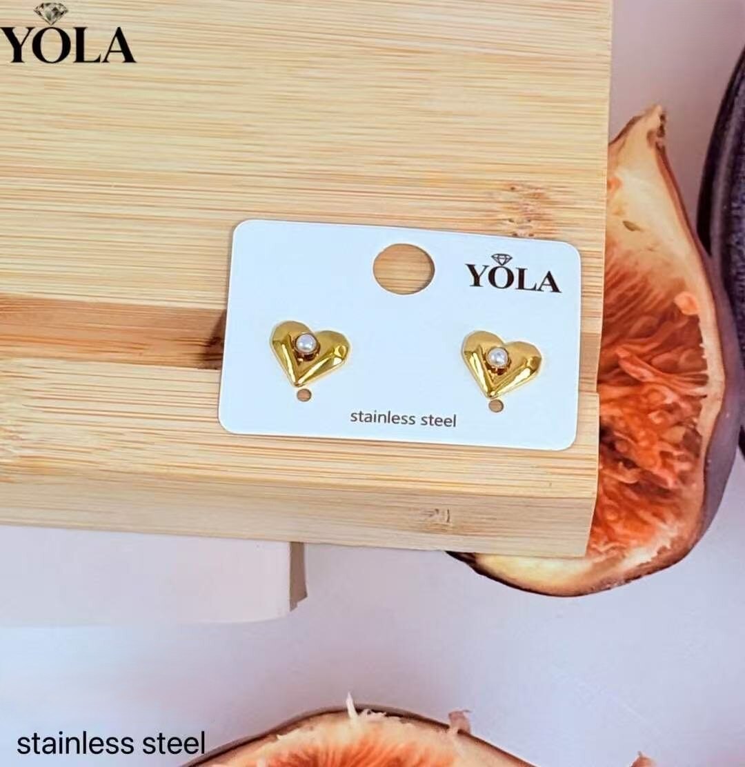 Grossista YOLA BIJOUX - Orecchini a cuore con perla da donna in acciaio inox, eleganti e minimal, colore oro