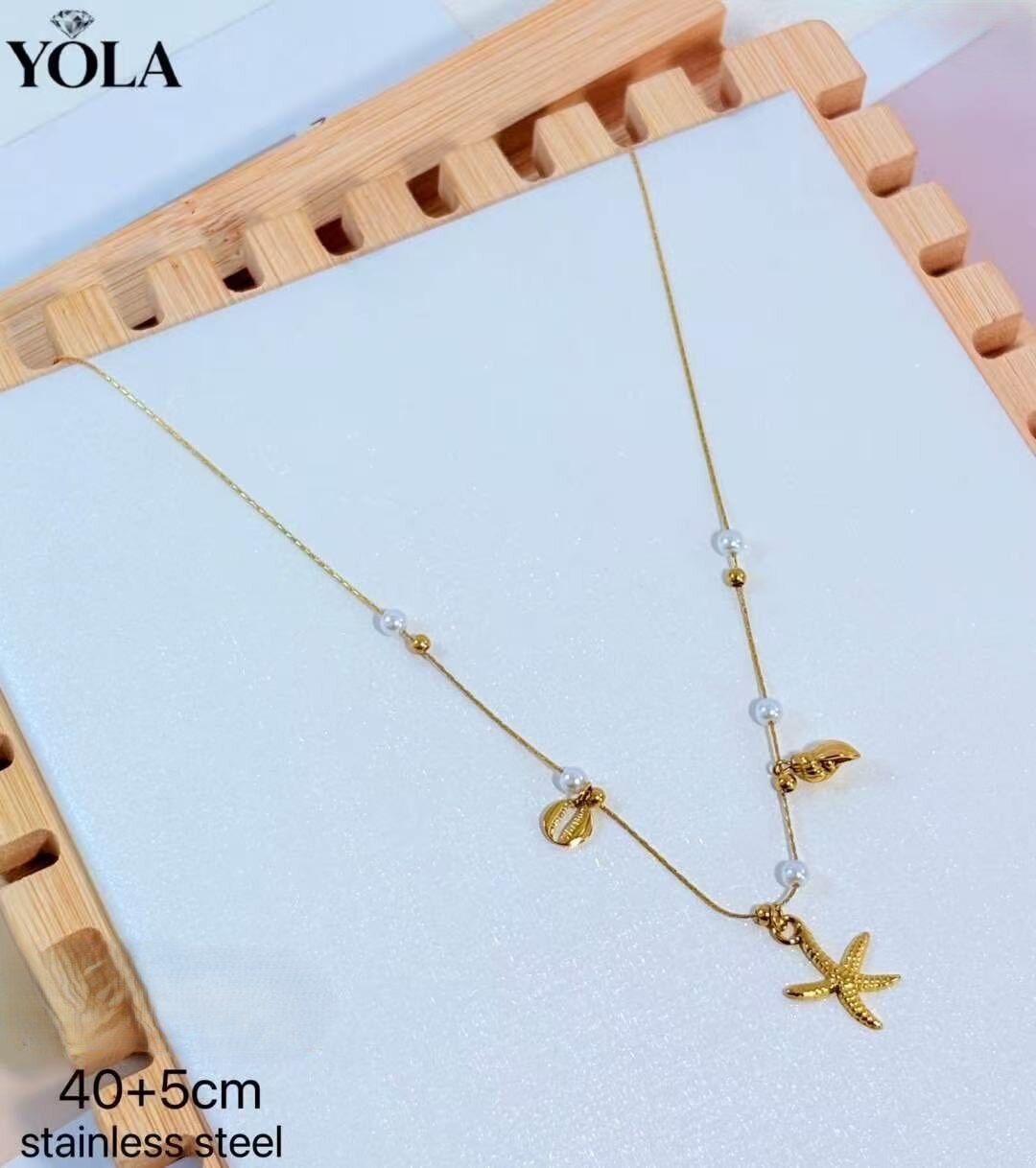 Grossista YOLA BIJOUX - Collana Donna Acciaio Inossidabile Dorata con Stella Marina, Conchiglia e Perline – Stile Mare Estivo 40+5 cm