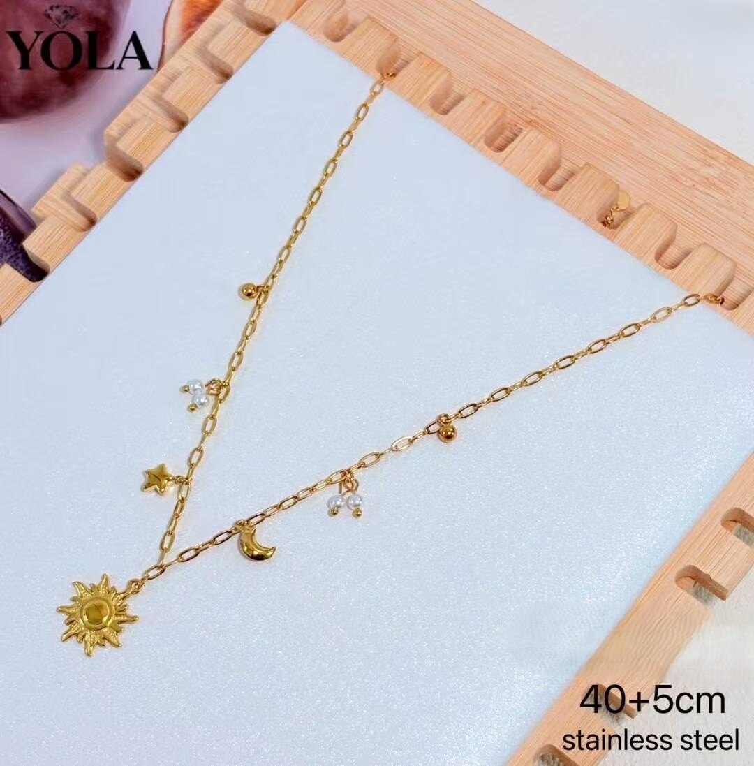 Grossista YOLA BIJOUX - Collana Donna Acciaio Inossidabile Dorata con Sole, Luna e Stelle, Perline – Stile Celeste Elegante 40+5 cm