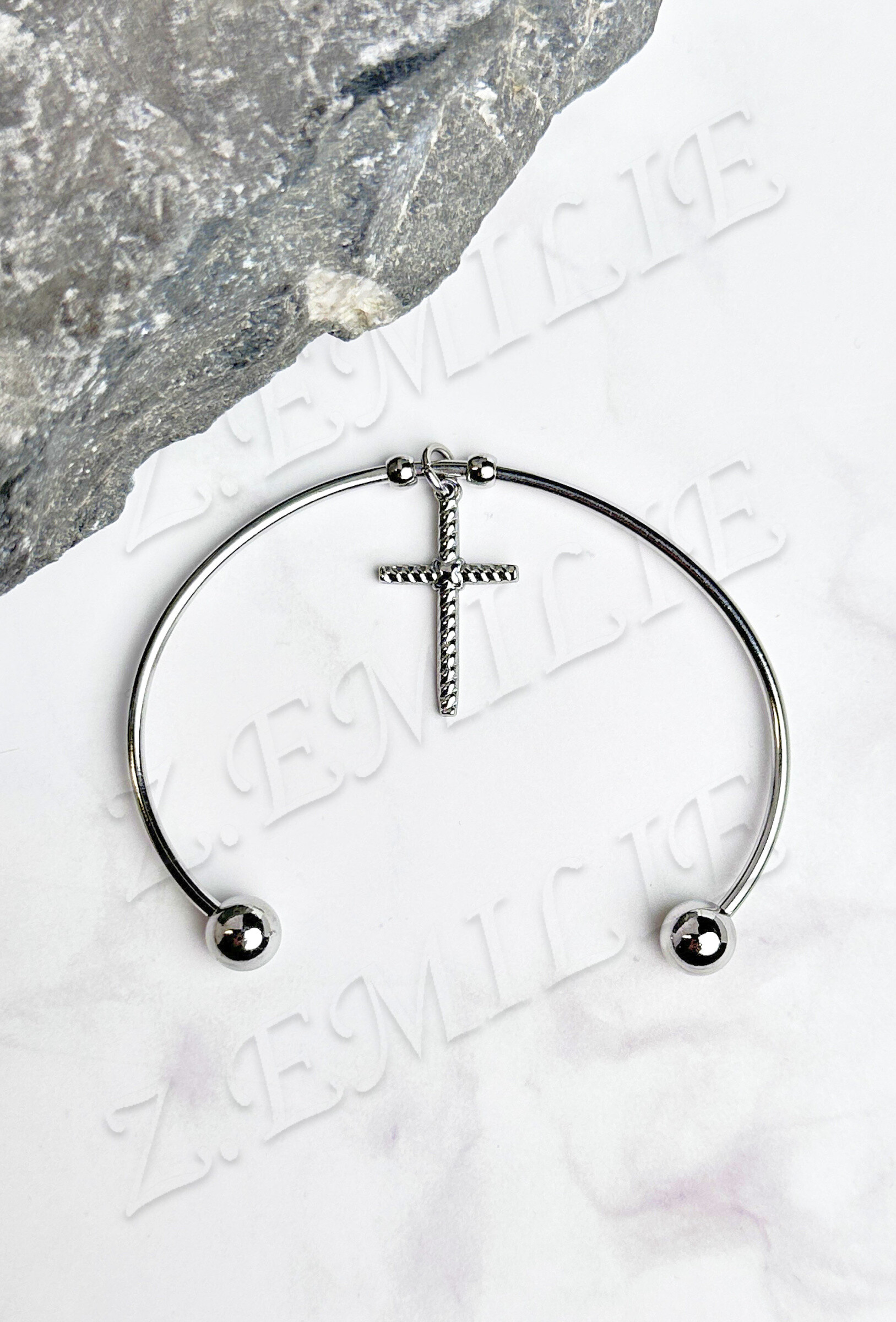 Wholesaler Z. Emilie - Heart bangle steel bracelet