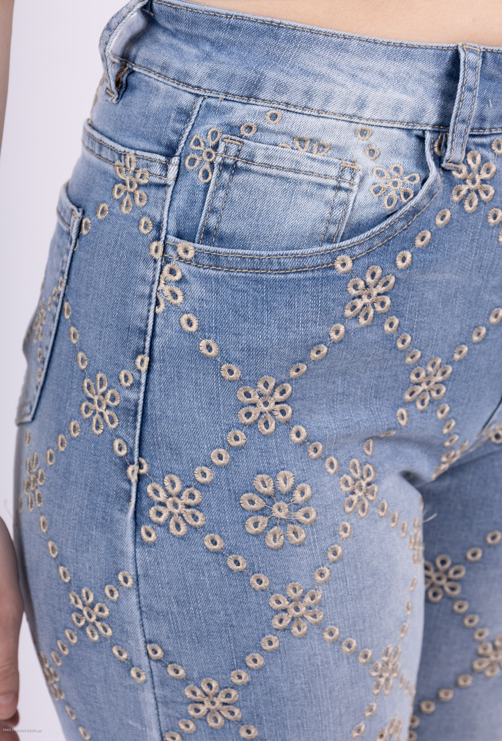 Embroidered women's jeans, stretch cotton, perfect for spring/summer, imported from CN. Comfort and style for everyday wear.