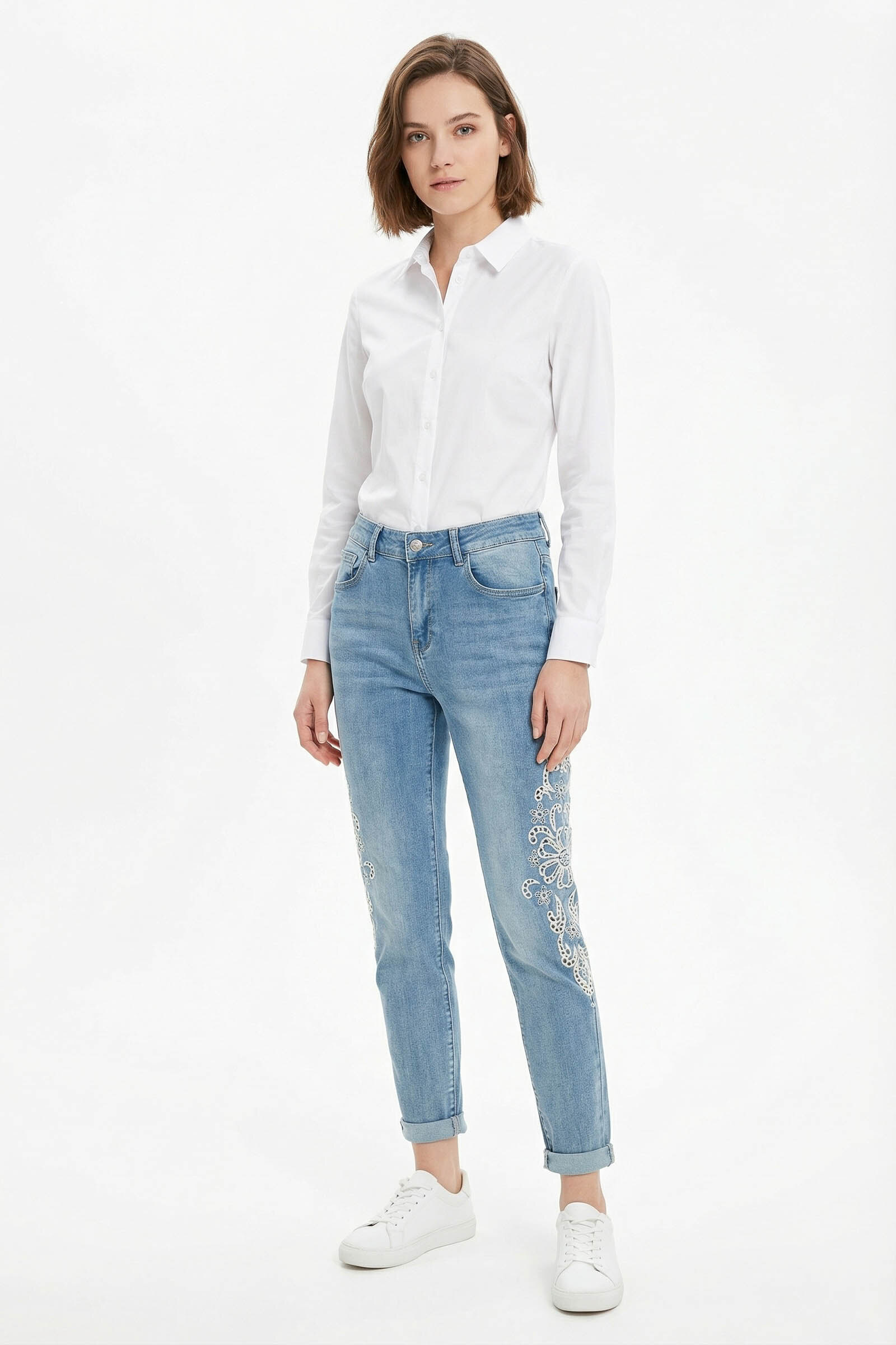 EMBROIDERED MOM FIT JEANS