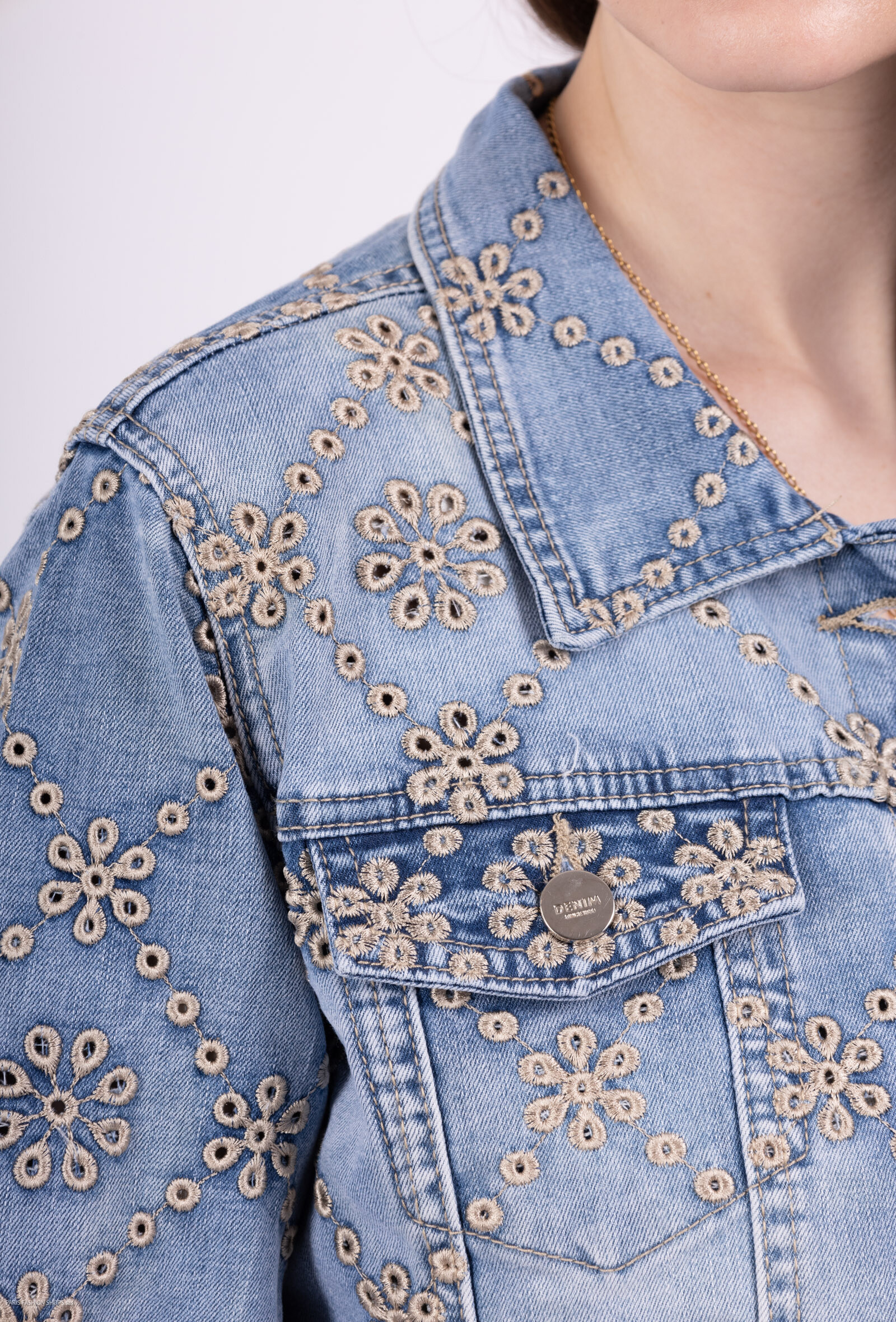 Feminine denim jacket, soft thanks to elastane, ideal for spring. Made of durable cotton, perfect for a casual style.