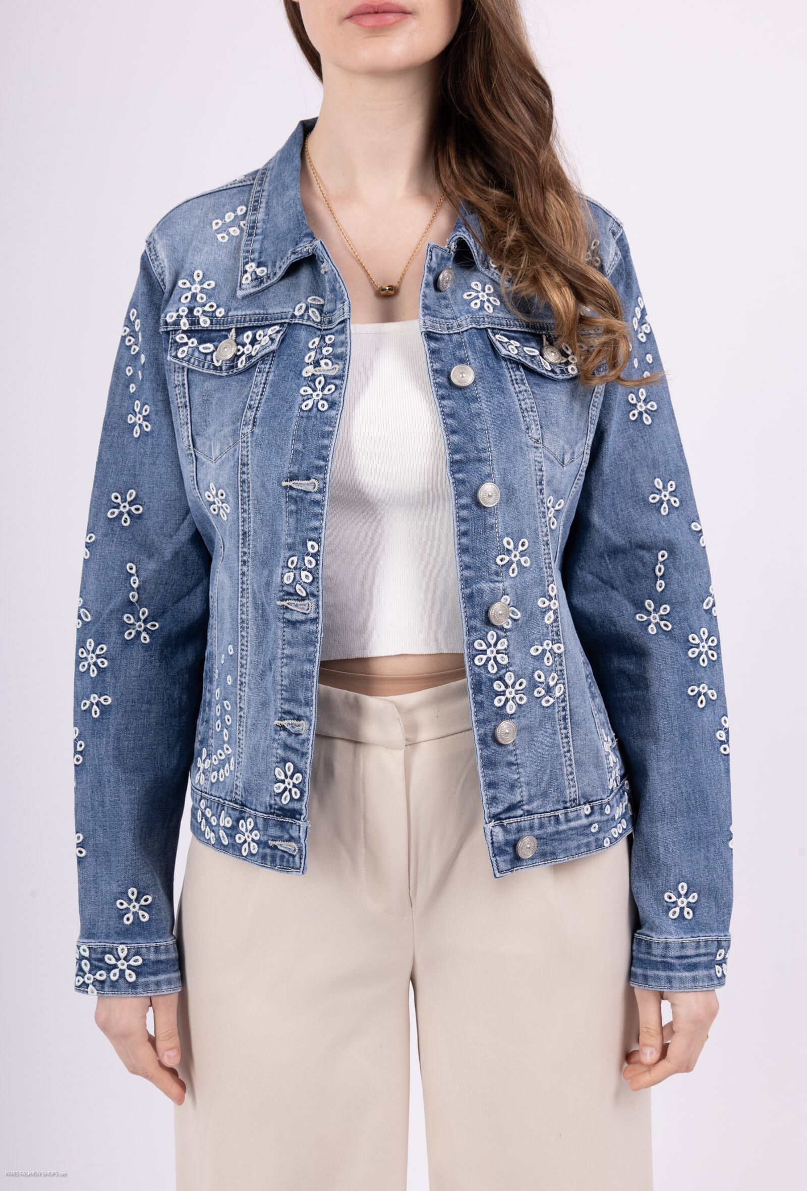 Feminine embroidered denim jacket, comfortable stretch cotton, ideal for spring/summer, made in China.