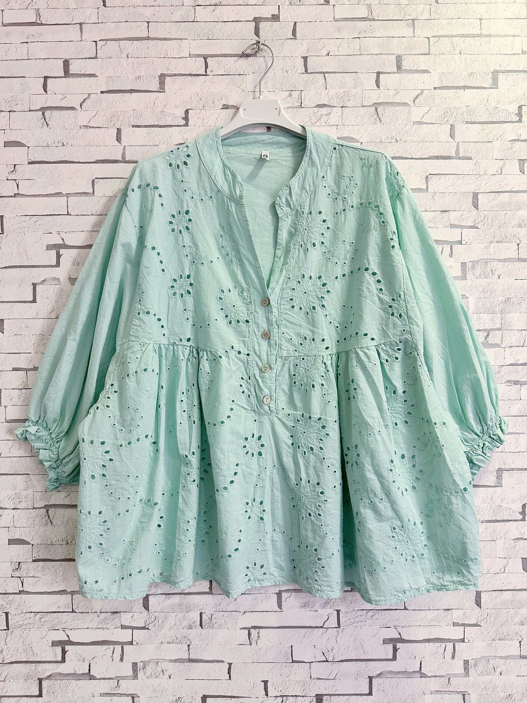 Grossiste Zafa - Blouse romantique en broderie anglaise