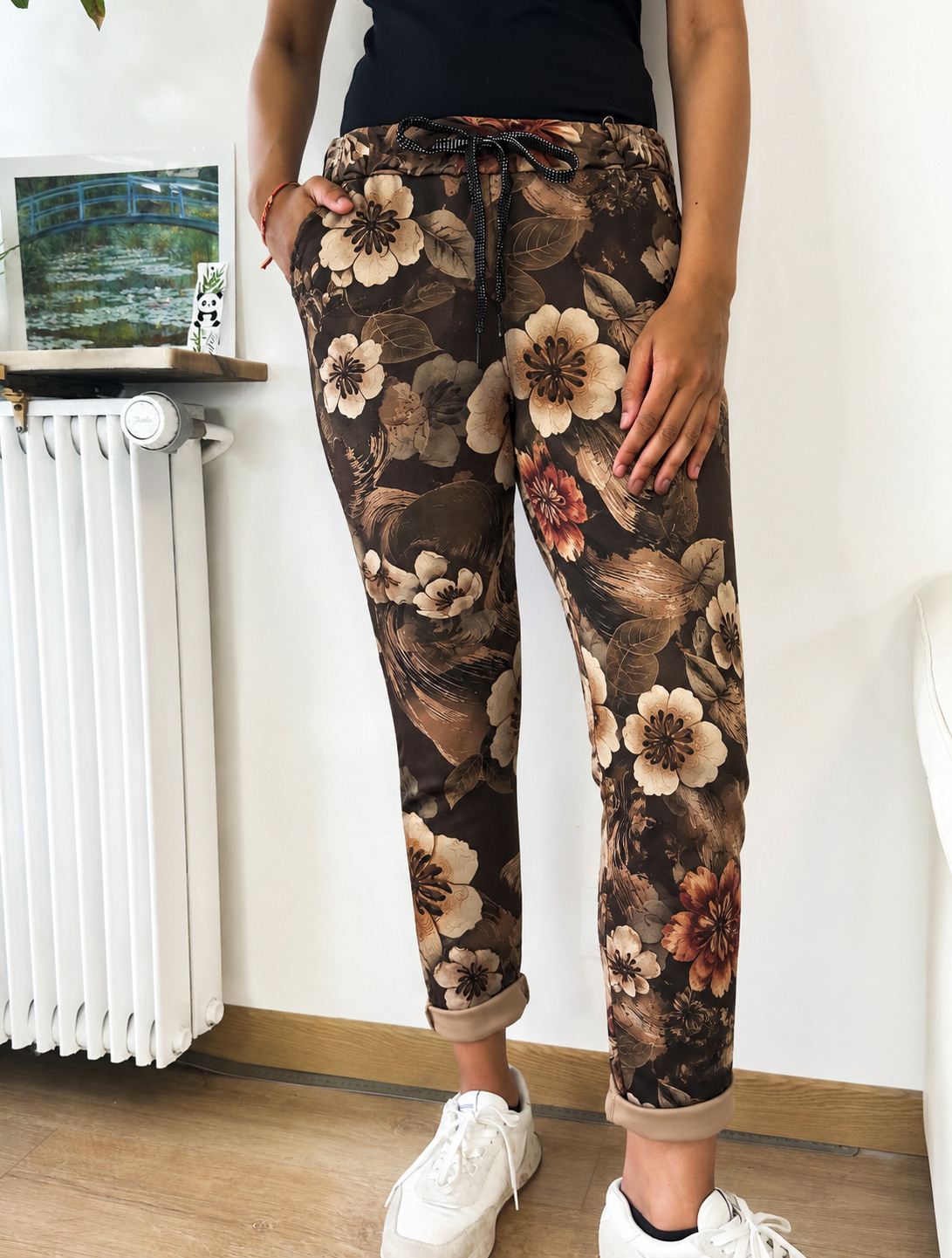 Mayorista Zafa - Pantalón de ante sintético con bolsillo delantero y estampado.