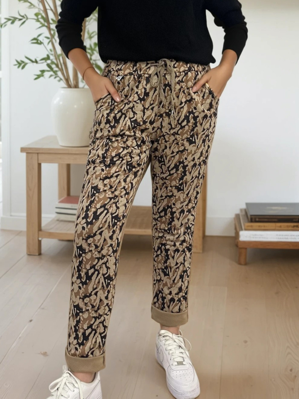 Grossiste Zafa - Pantalon en suédine avec poche avant et imprimé.