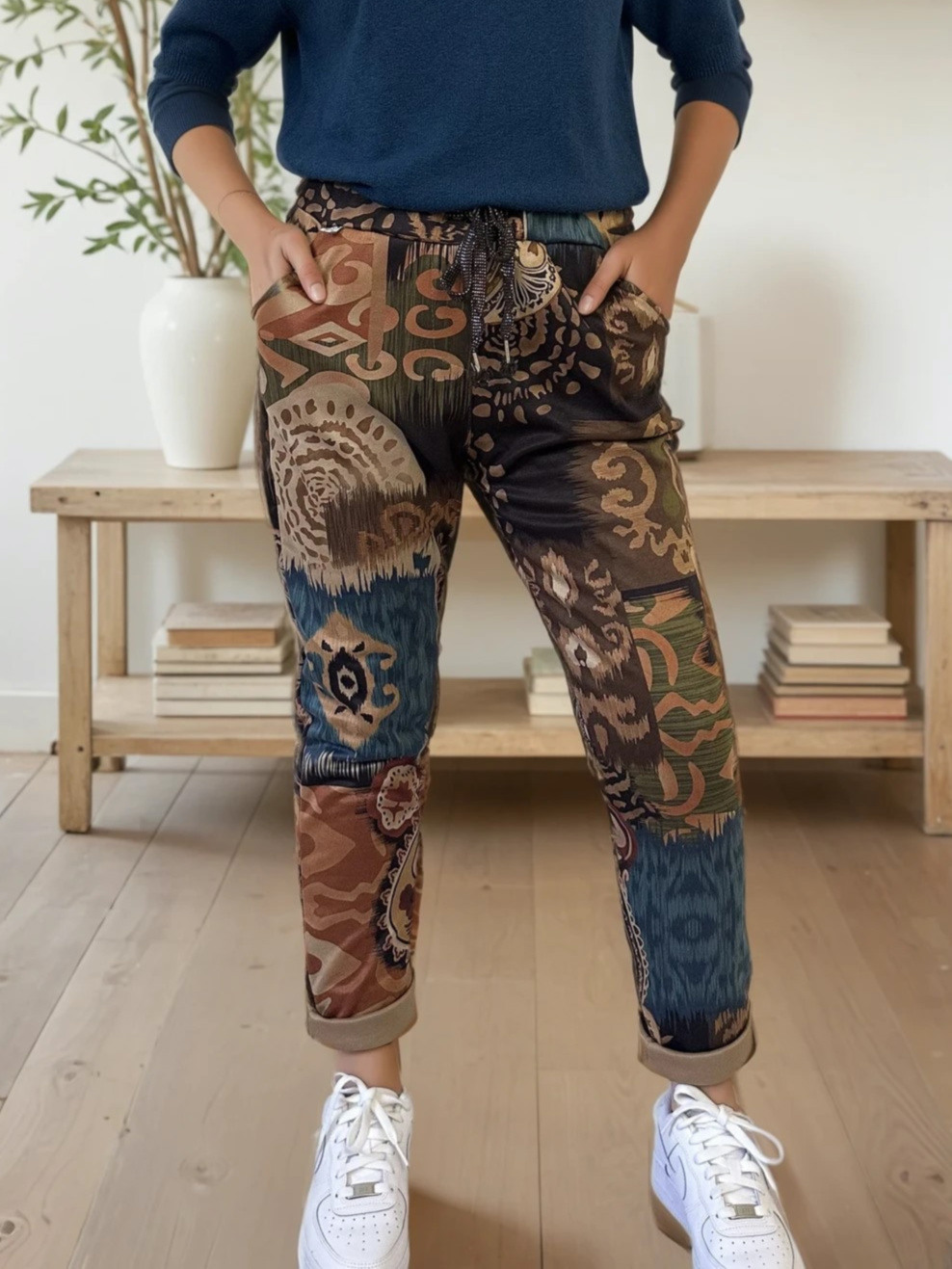 Grossiste Zafa - Pantalon en suédine avec poche avant et imprimé.