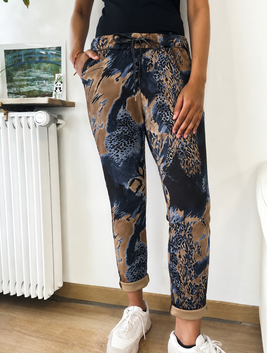 Mayorista Zafa - Pantalón de ante con bolsillo delantero y estampado.