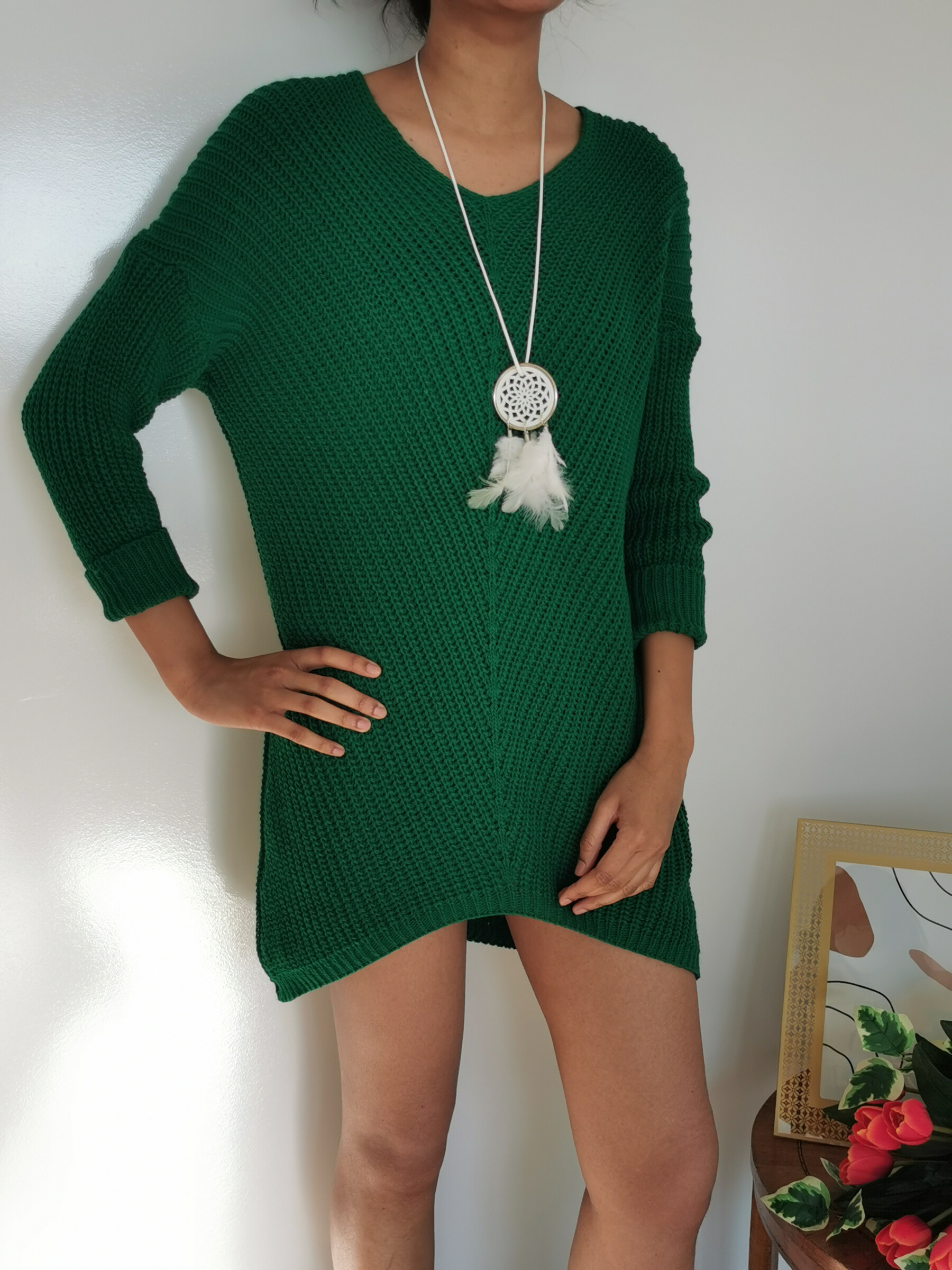 Wholesaler Zafa - V-neck dress with a necklace.
