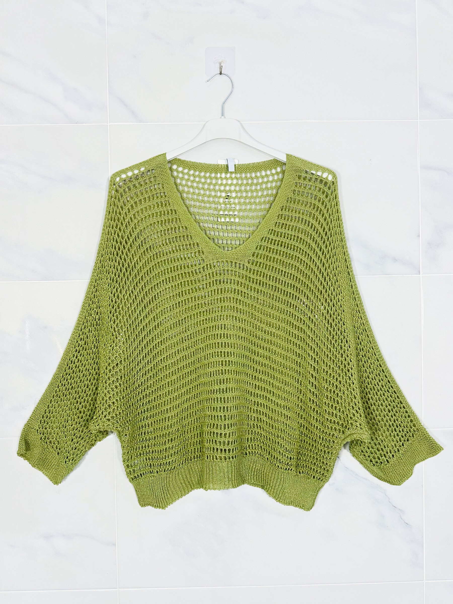 Grossiste Zafa - Top en maille crochet, col V, manches 3/4 avec ses détails ajourée