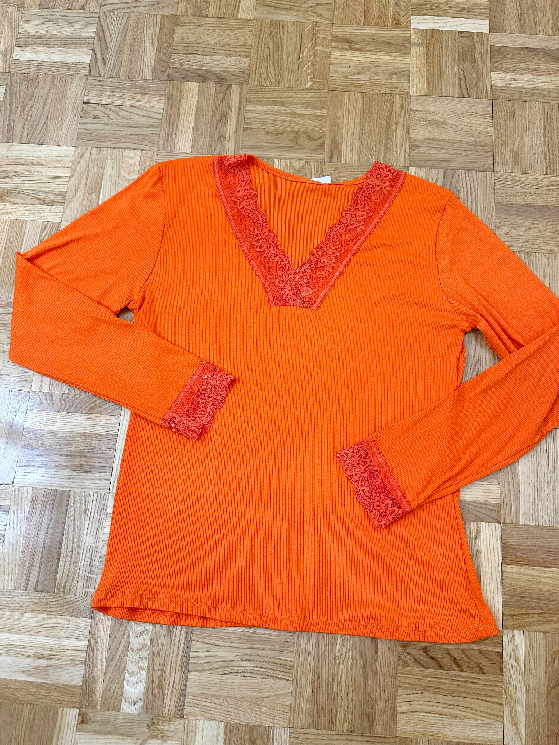 Wholesaler Zafa - Ribbed V-neck top with lace