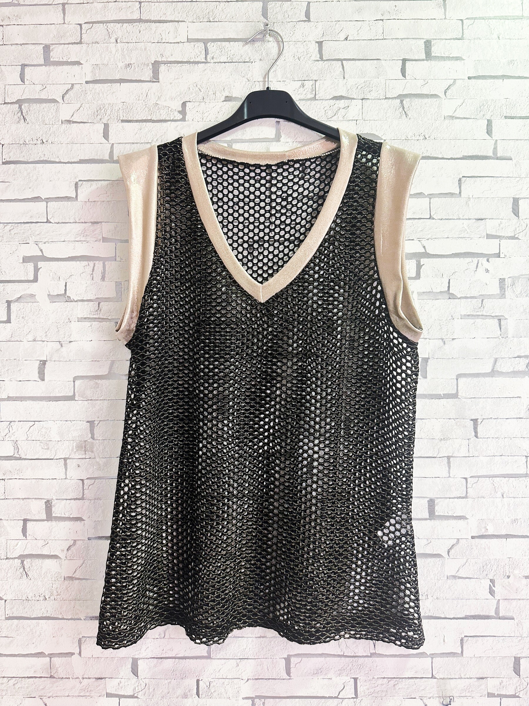 Grossiste Zafa - Top en maille crochet, col V, avec ses détails ajourée