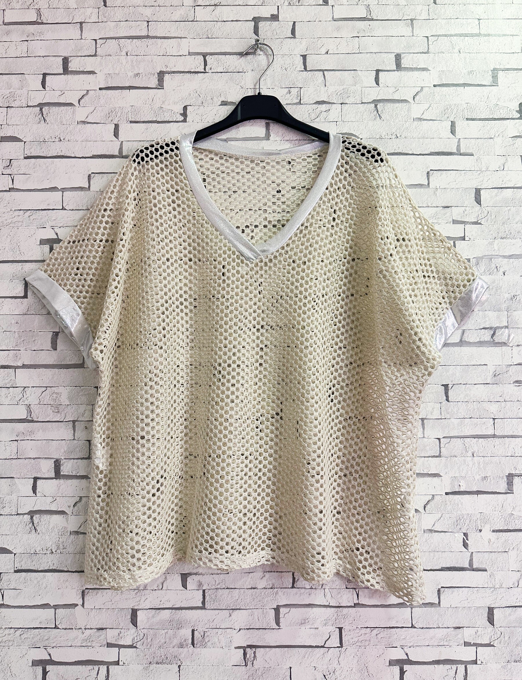 Grossiste Zafa Braderie - Top en maille crochet, col V, manches 3/4 avec ses détails ajourée