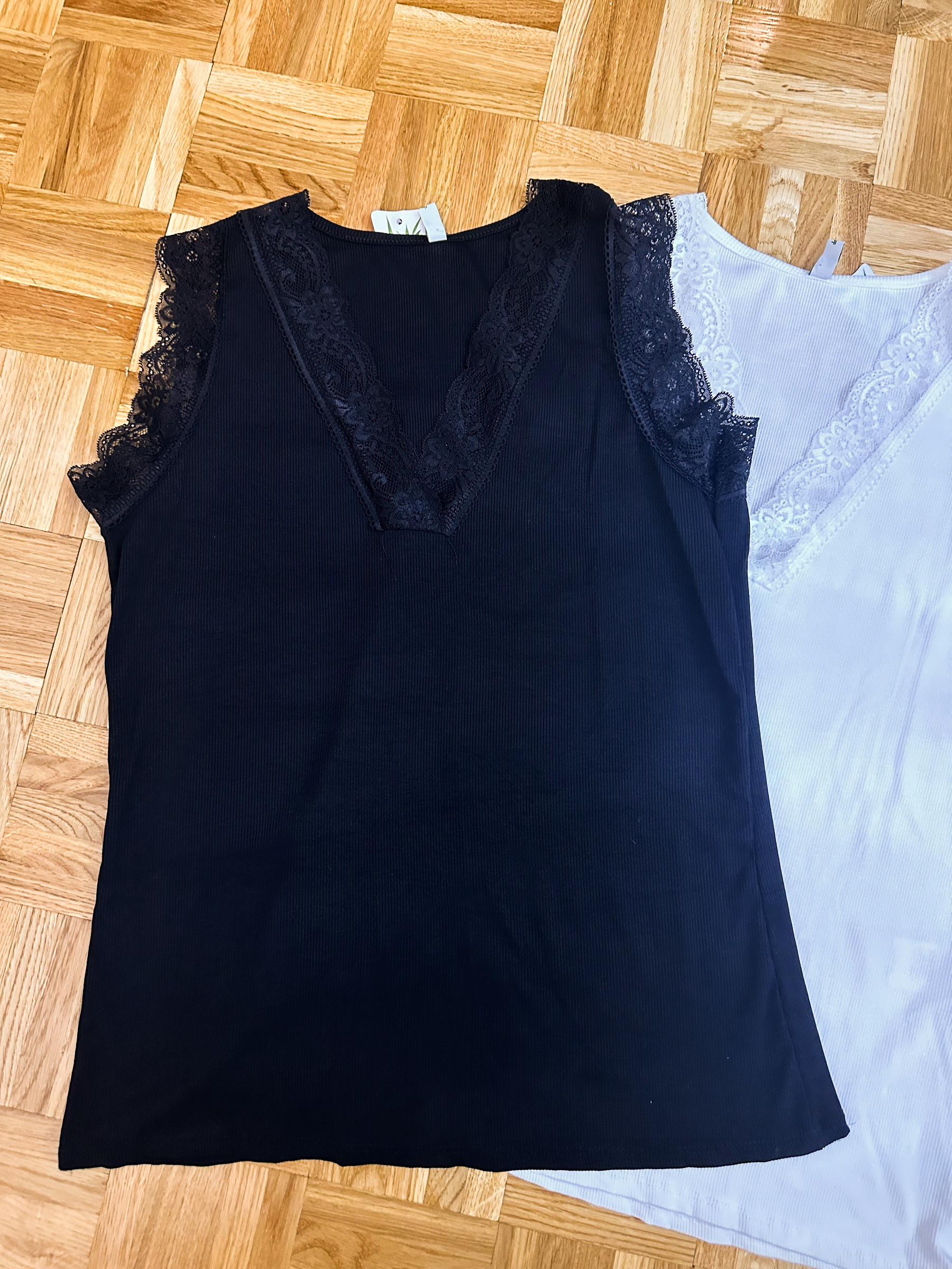 Grossiste Zafa Braderie - Débardeur en col V dentelle côtelé