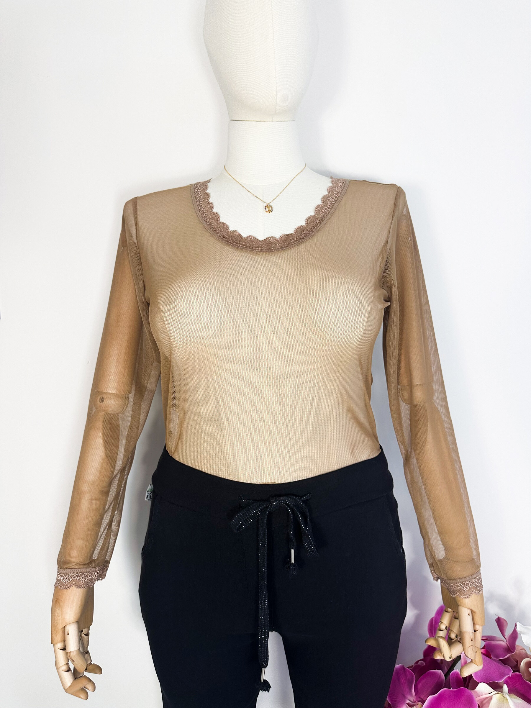 Wholesaler Zafa - Fishnet top with lace