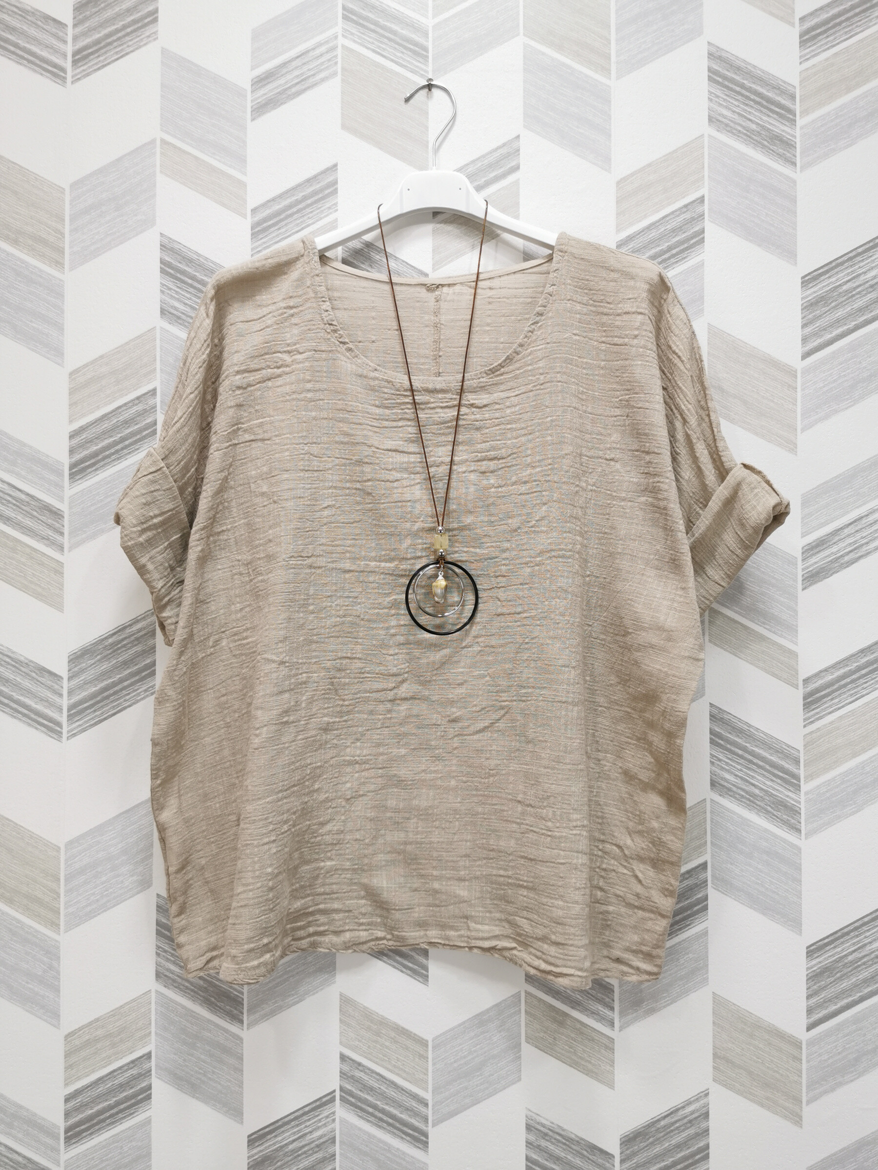 Wholesaler Zafa - Cotton blouse with necklace.