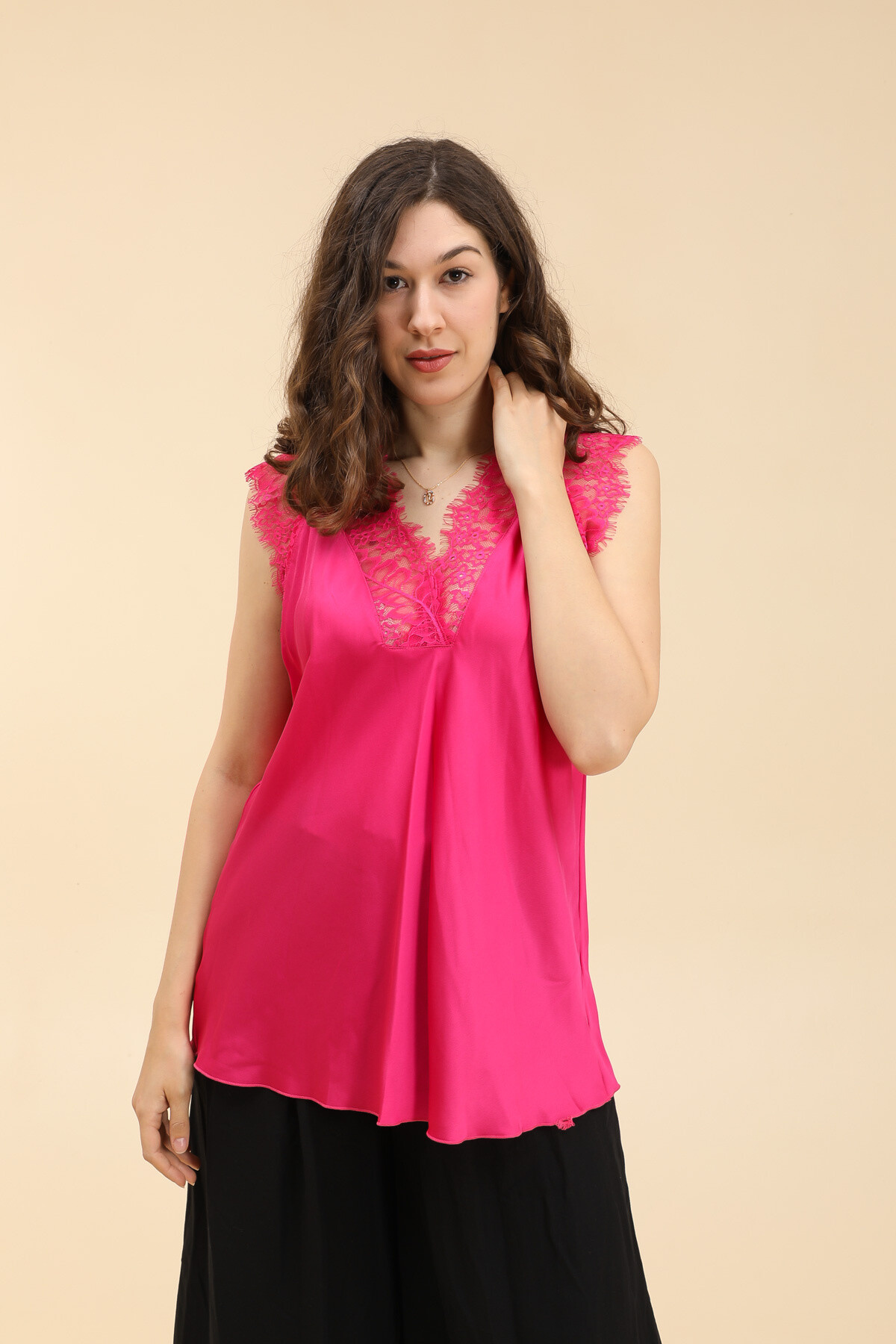 Großhändler Zafa - Satin-Tanktop mit eleganter und raffinierter Spitze