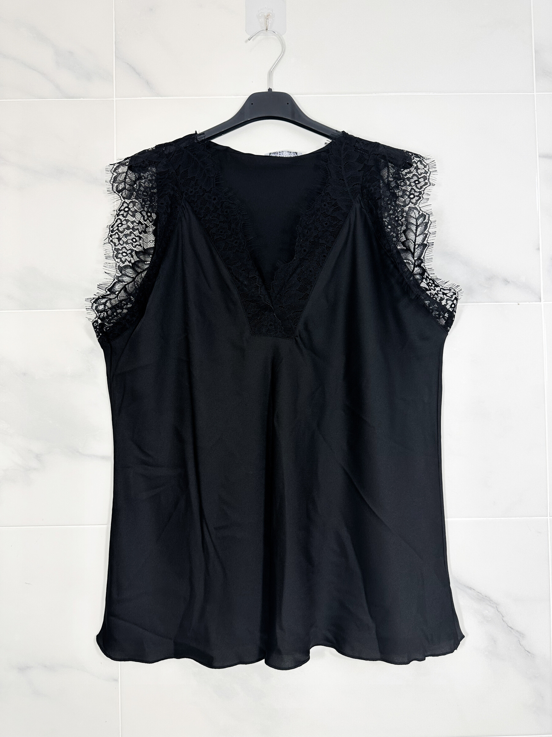 Wholesaler Zafa - Satin tank top with elegant and refined lace