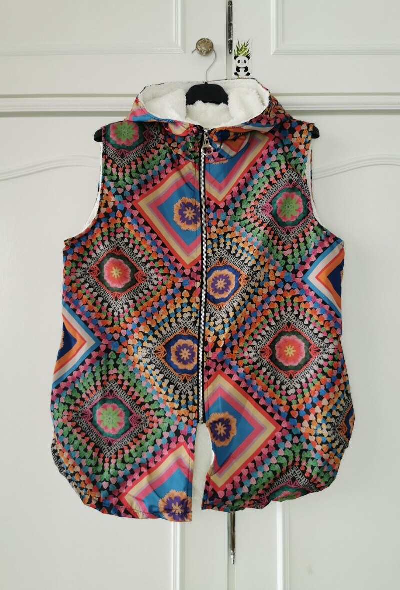 Wholesaler Zafa - Sleeveless jacket, with hoods, two side pockets.