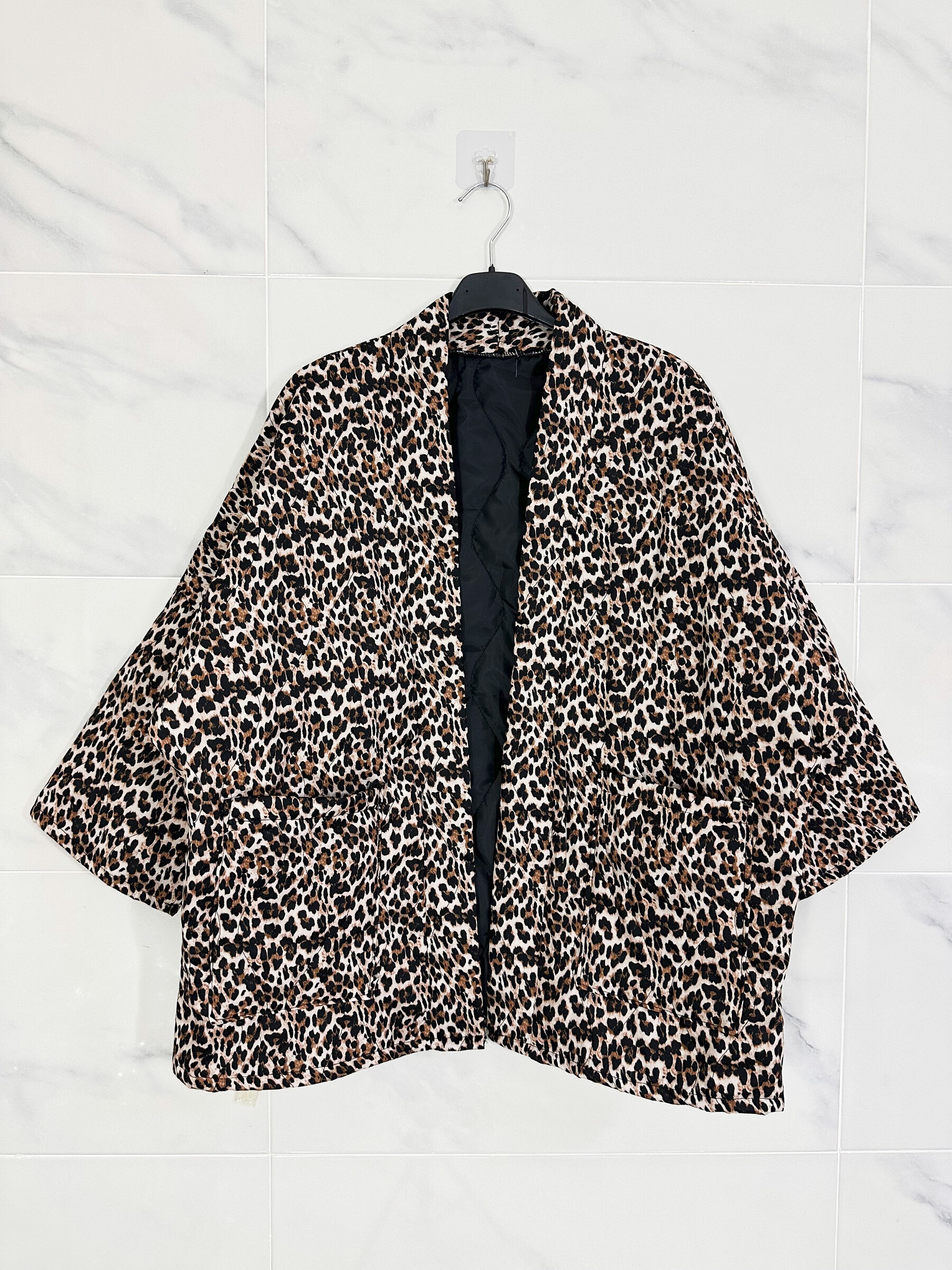 Großhändler Zafa - Steppjacke mit Leopardenmuster