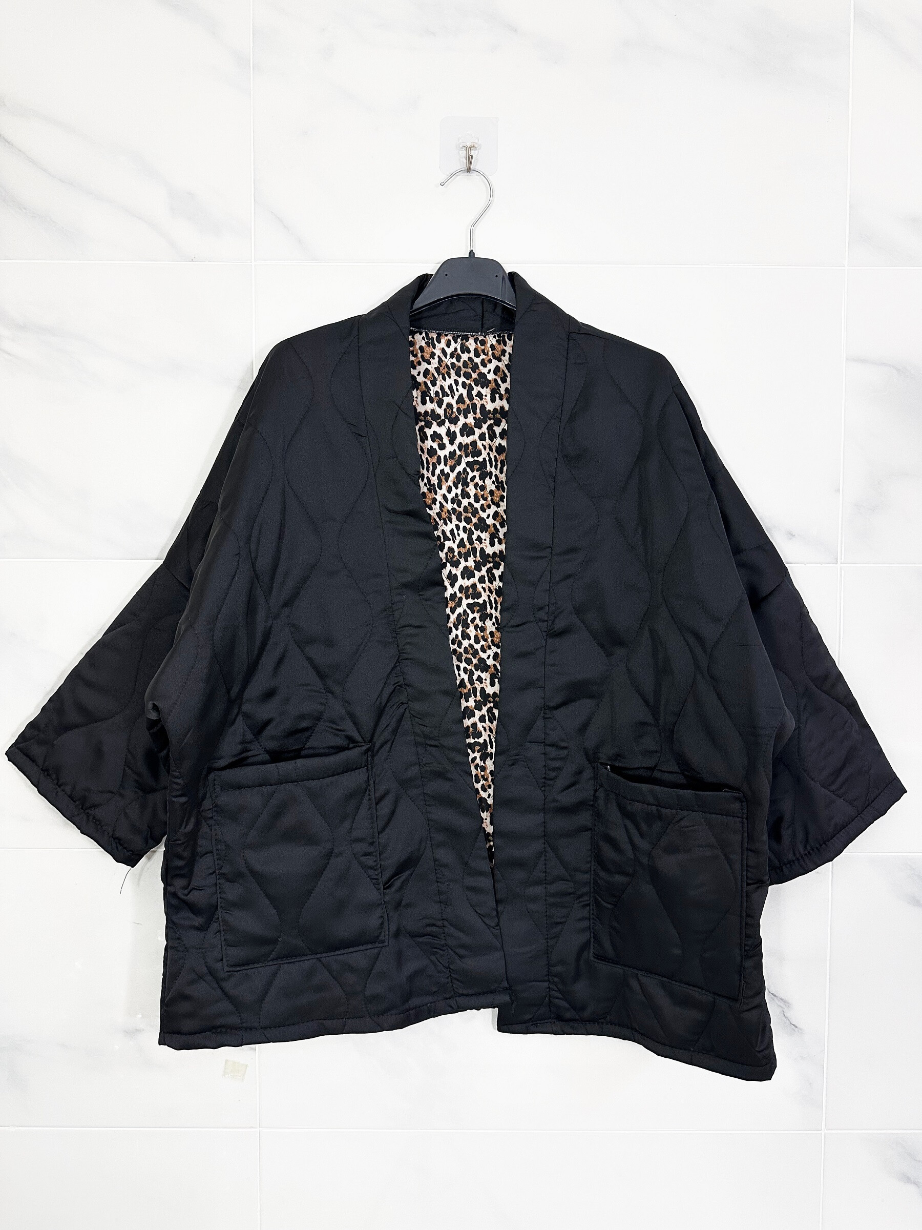 Großhändler Zafa - Steppjacke mit Leopardenmuster