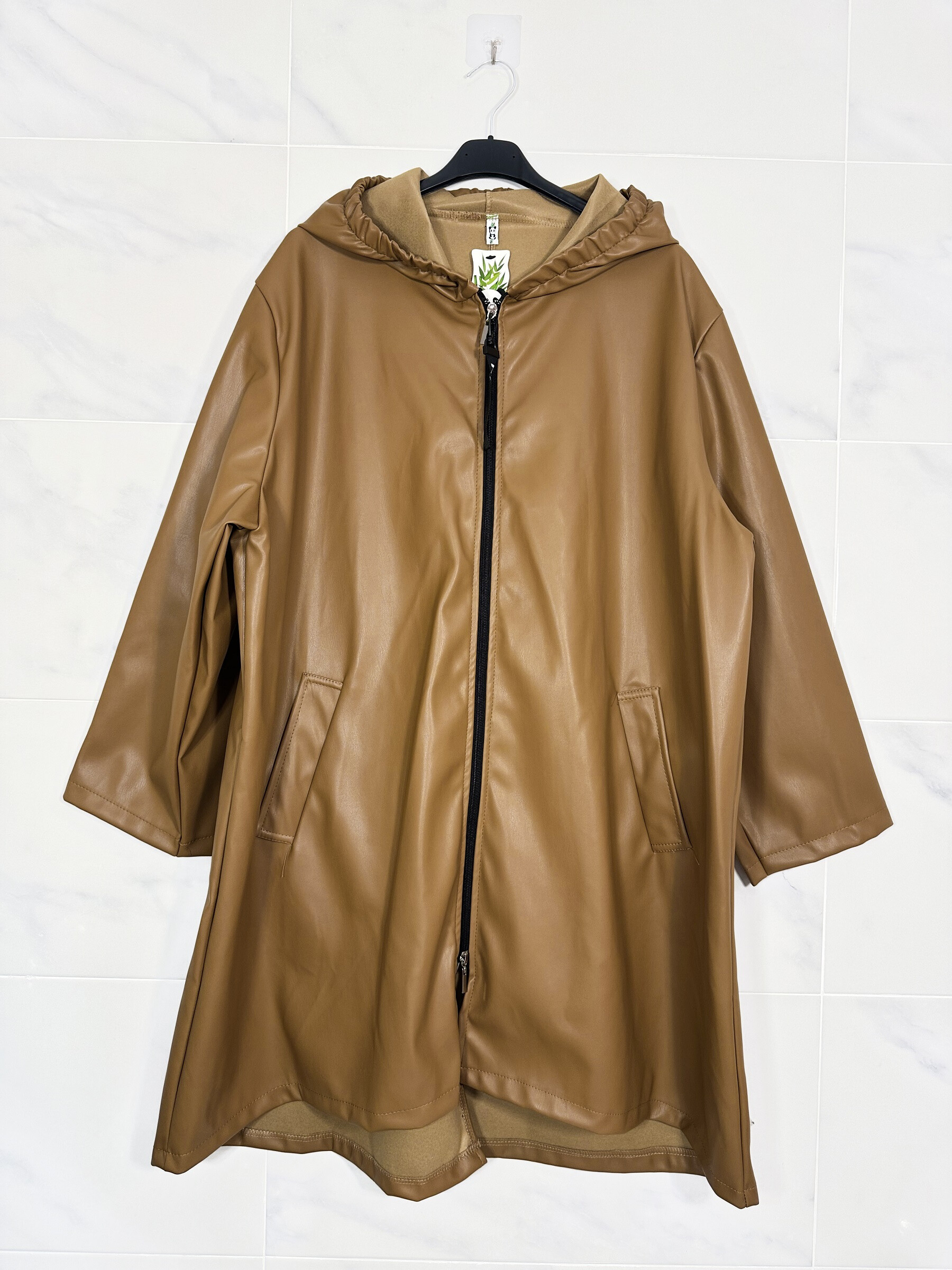Wholesaler Zafa - Faux leather jacket with hood, patch pockets at the front.