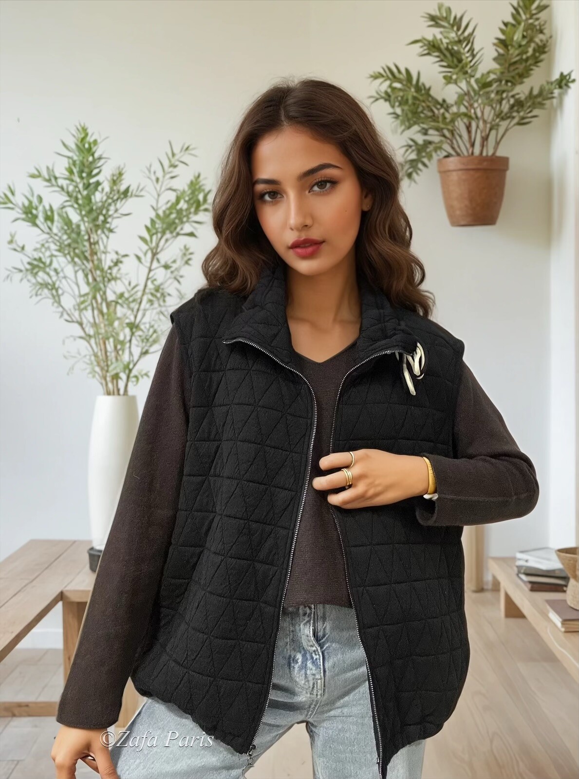 Grossiste Zafa - Gilet sans manche matelassé zippé à col montant, léger et confortable.