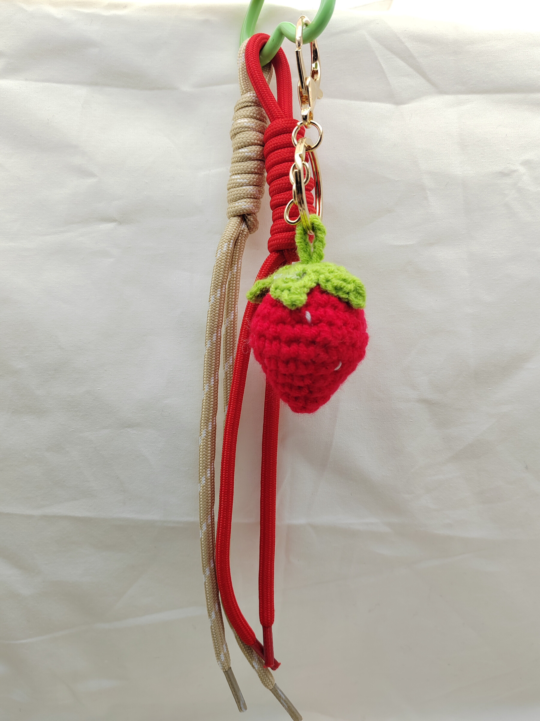 Grossiste I.L JOLI B - Porte clé pour sac fraise en crochet