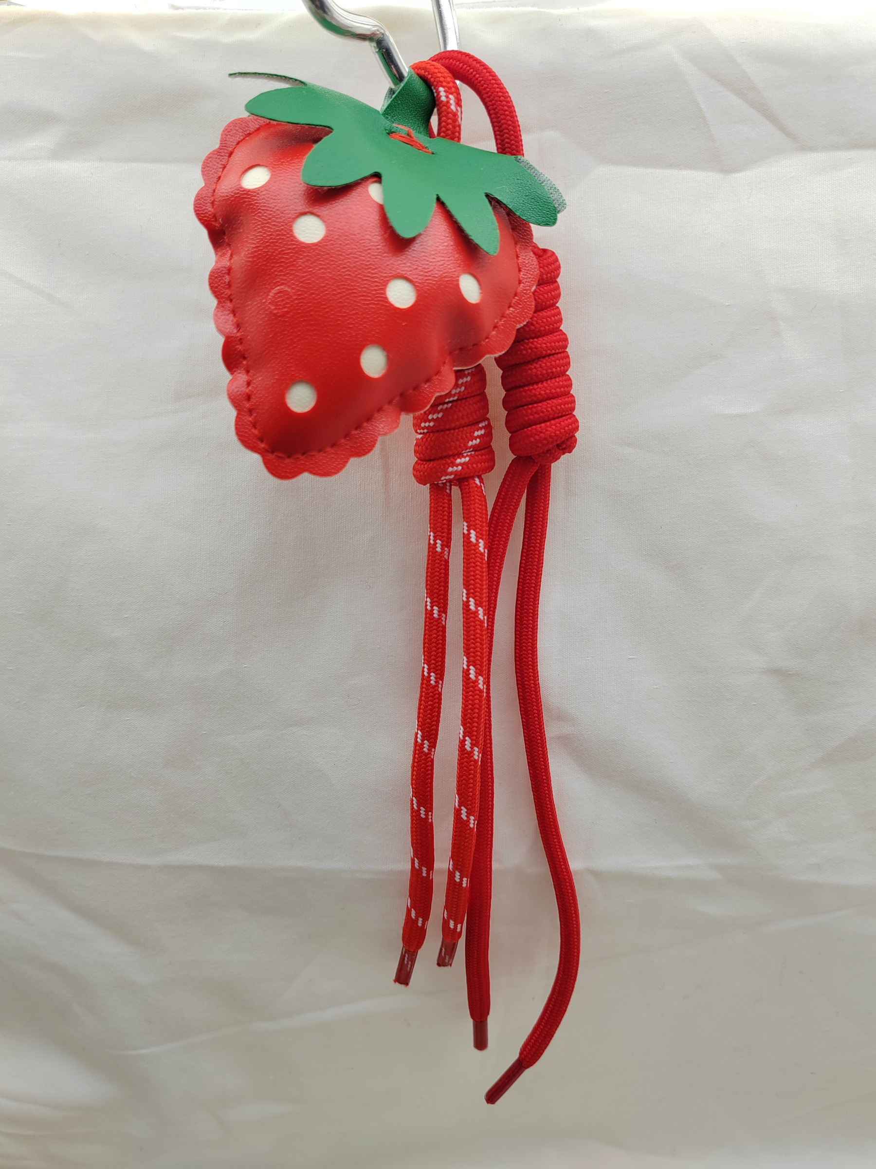Grossiste I.L JOLI B - Porte clé pour sac fraise