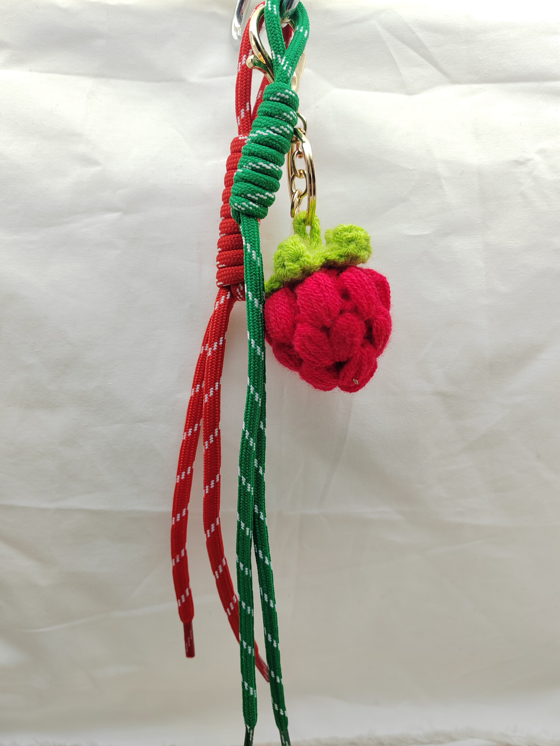 Grossiste I.L JOLI B - Porte clé pour sac framboise en crochet
