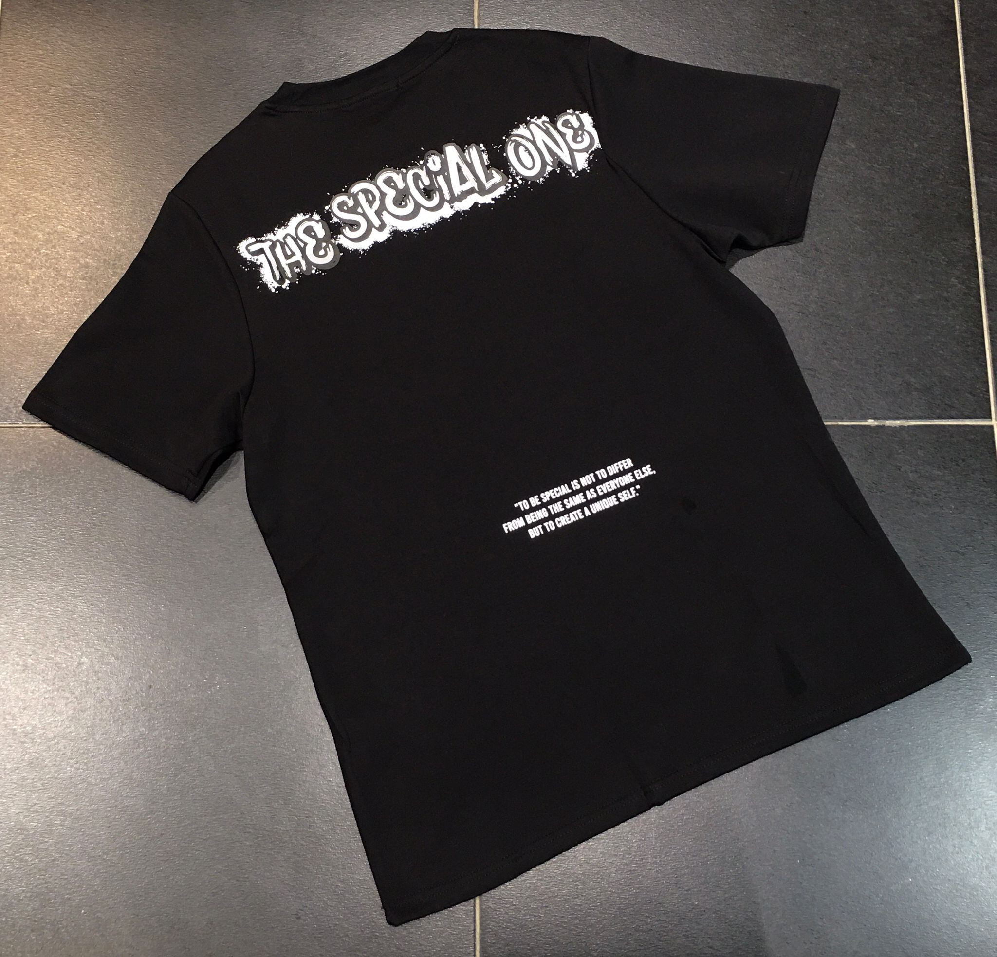 Grossista Aarhon - T-shirt stampata "unica"
