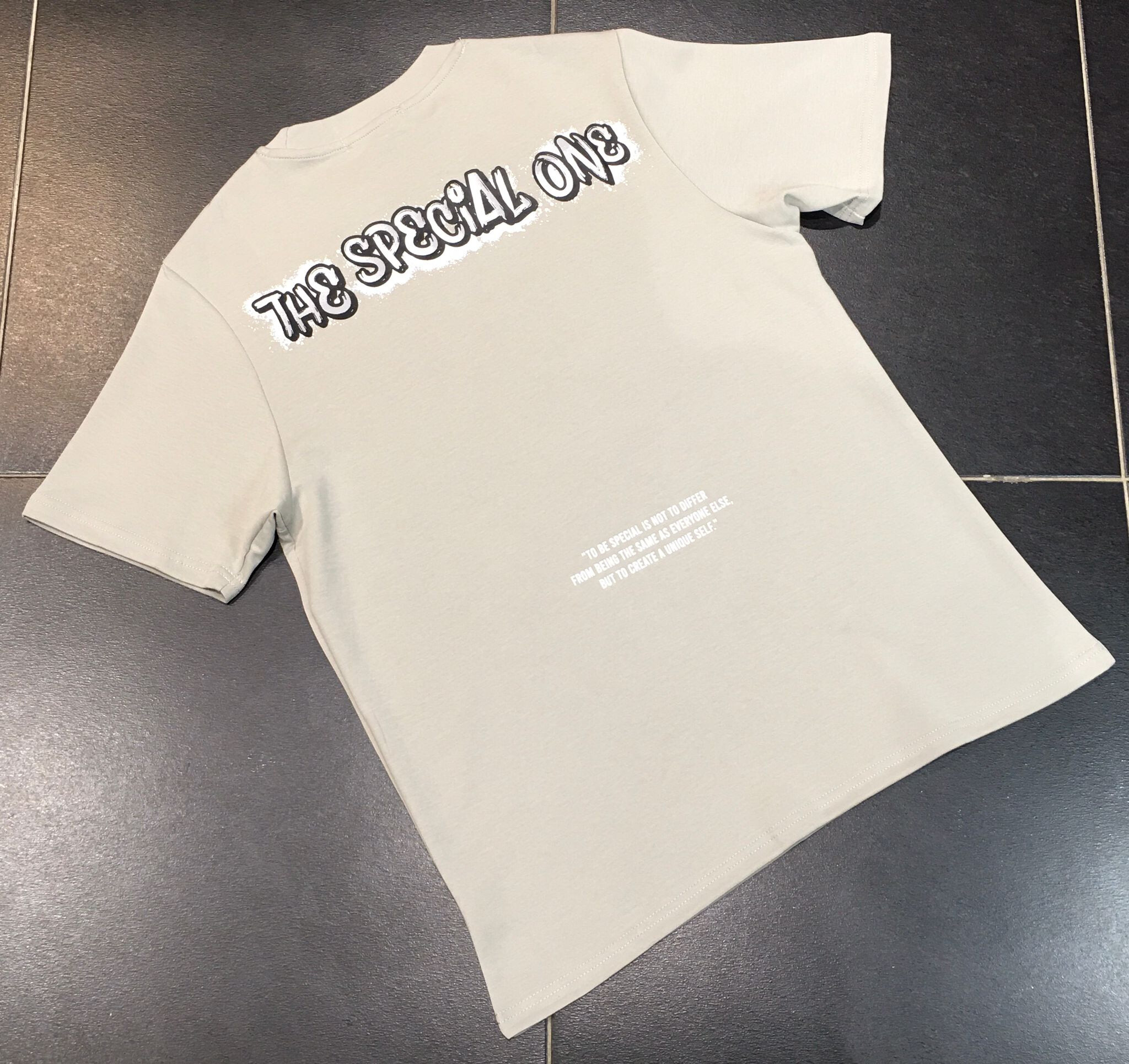 Grossista Aarhon - T-shirt stampata "unica"