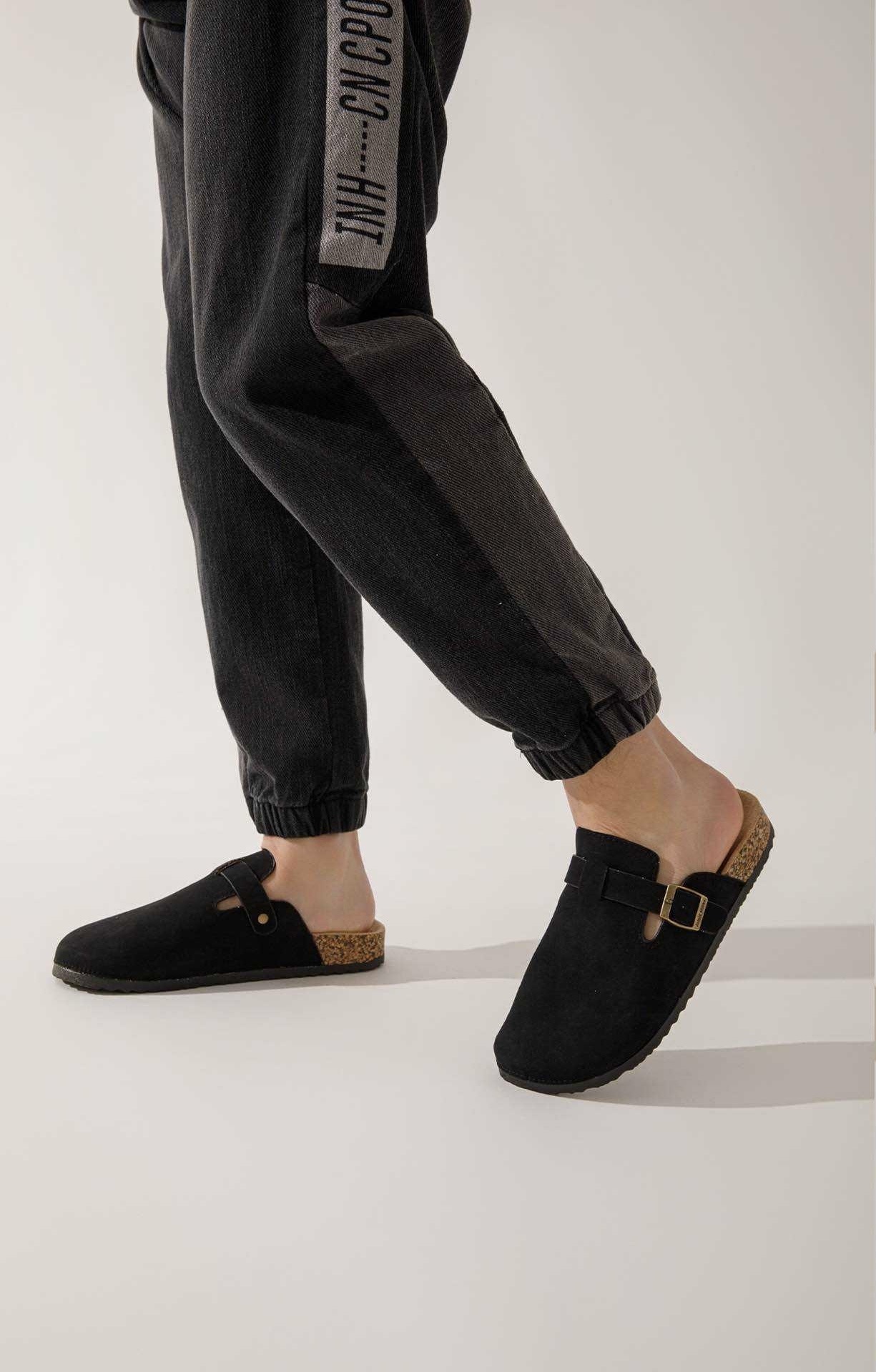 Grossista AMANDA SHOES - SABOT UOMO IN NABUK CON FIBBIE