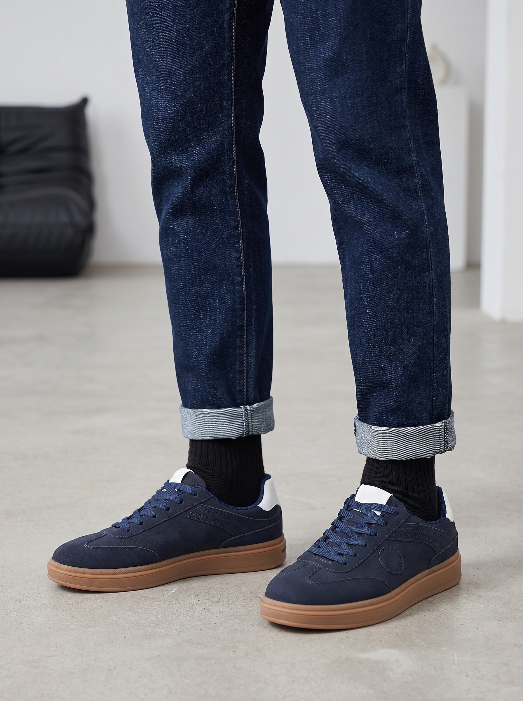 Grossiste BEAVITA SHOES - Baskets basses avec semelle en gomme caramel, au design épuré et polyvalent, parfaites pour accompagner un jean.