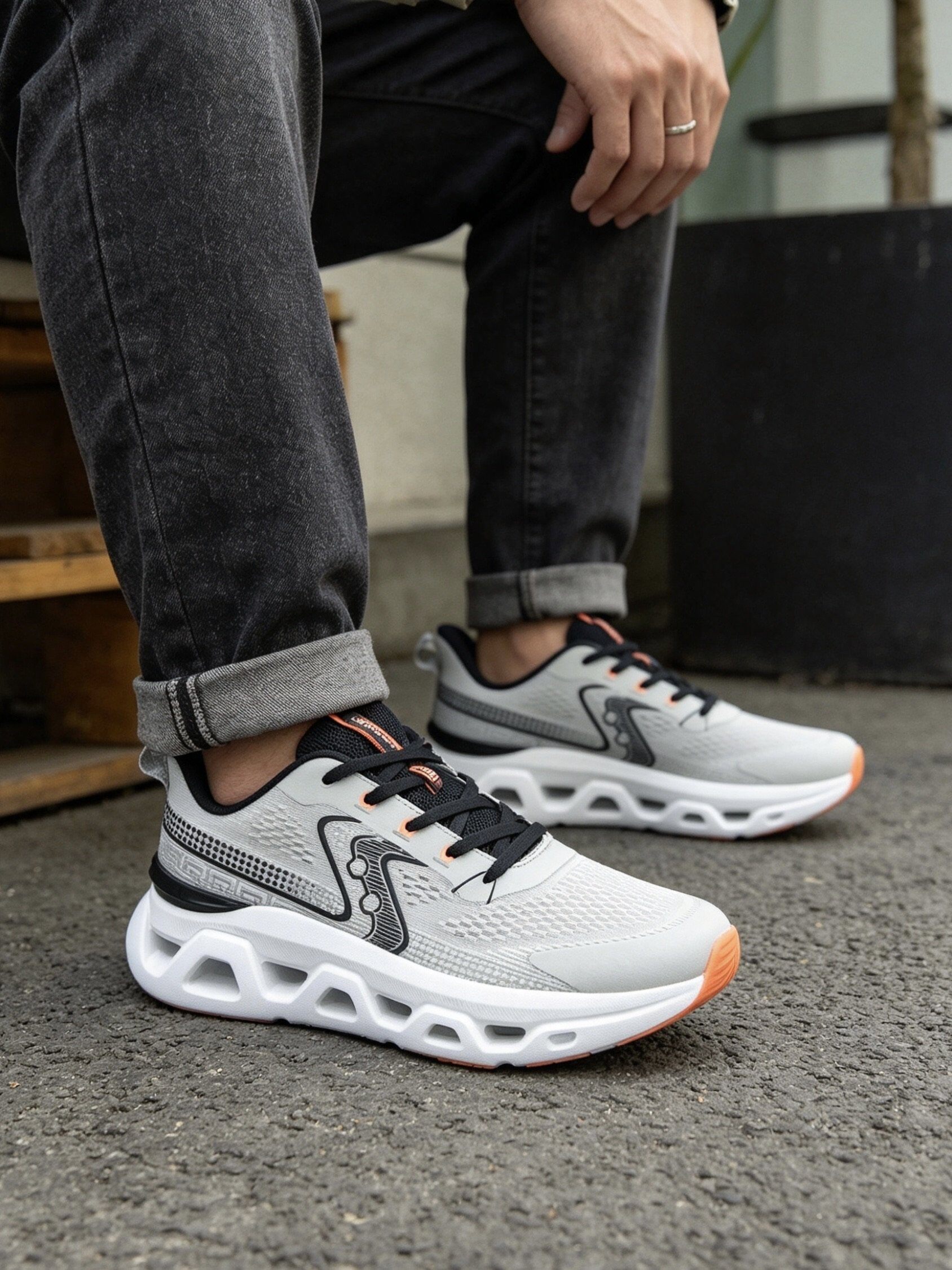 Wholesaler BEAVITA SHOES - Sporty sneakers with cushioned perforated sole, futuristic design, and maximum comfort.