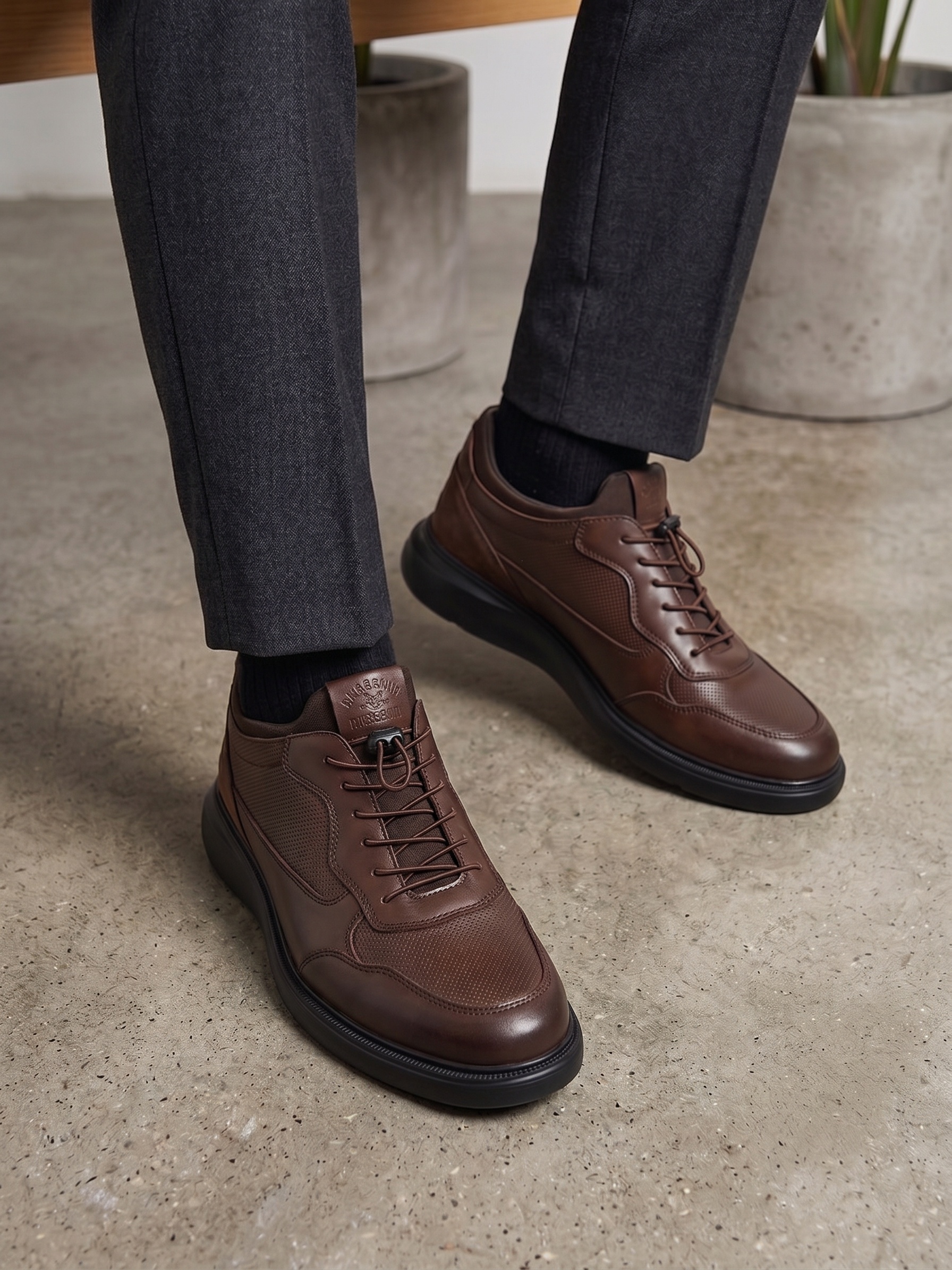Wholesaler BEAVITA SHOES - Men's sneakers with adjustable laces, casual comfort.